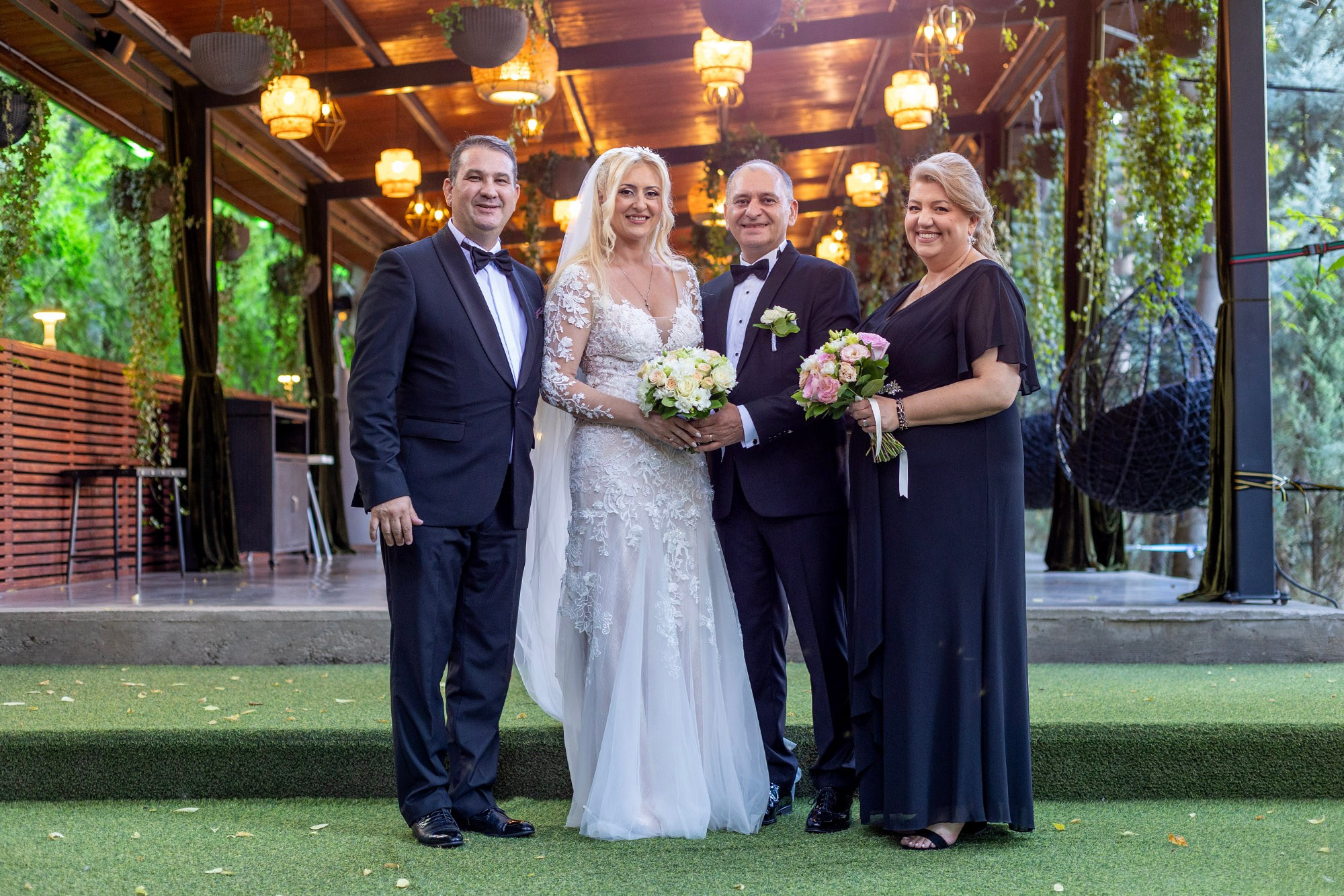 Marius și Daniela alături de nași, într-un portret de grup la locația nunții.