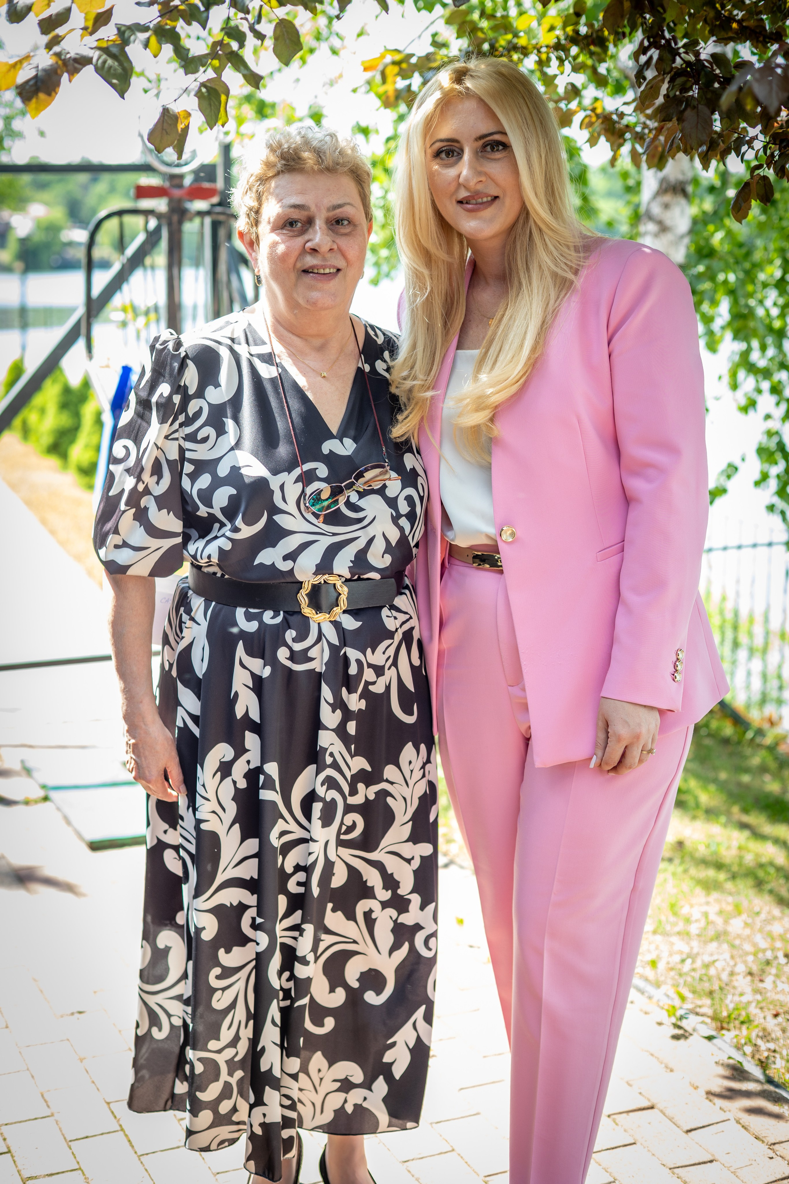 Mireasa alături de mamă într-un portret după cununia civilă, pe terasa de lângă Lacul Floreasca.