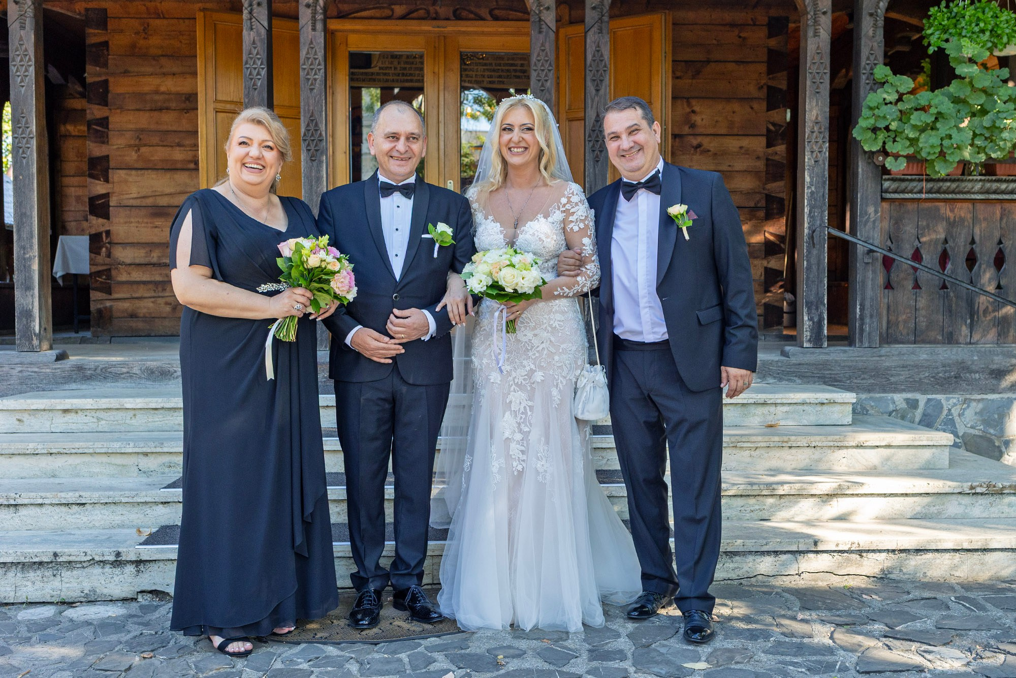 Marius și Daniela alături de nași, într-o fotografie de grup la ieșirea din biserică.