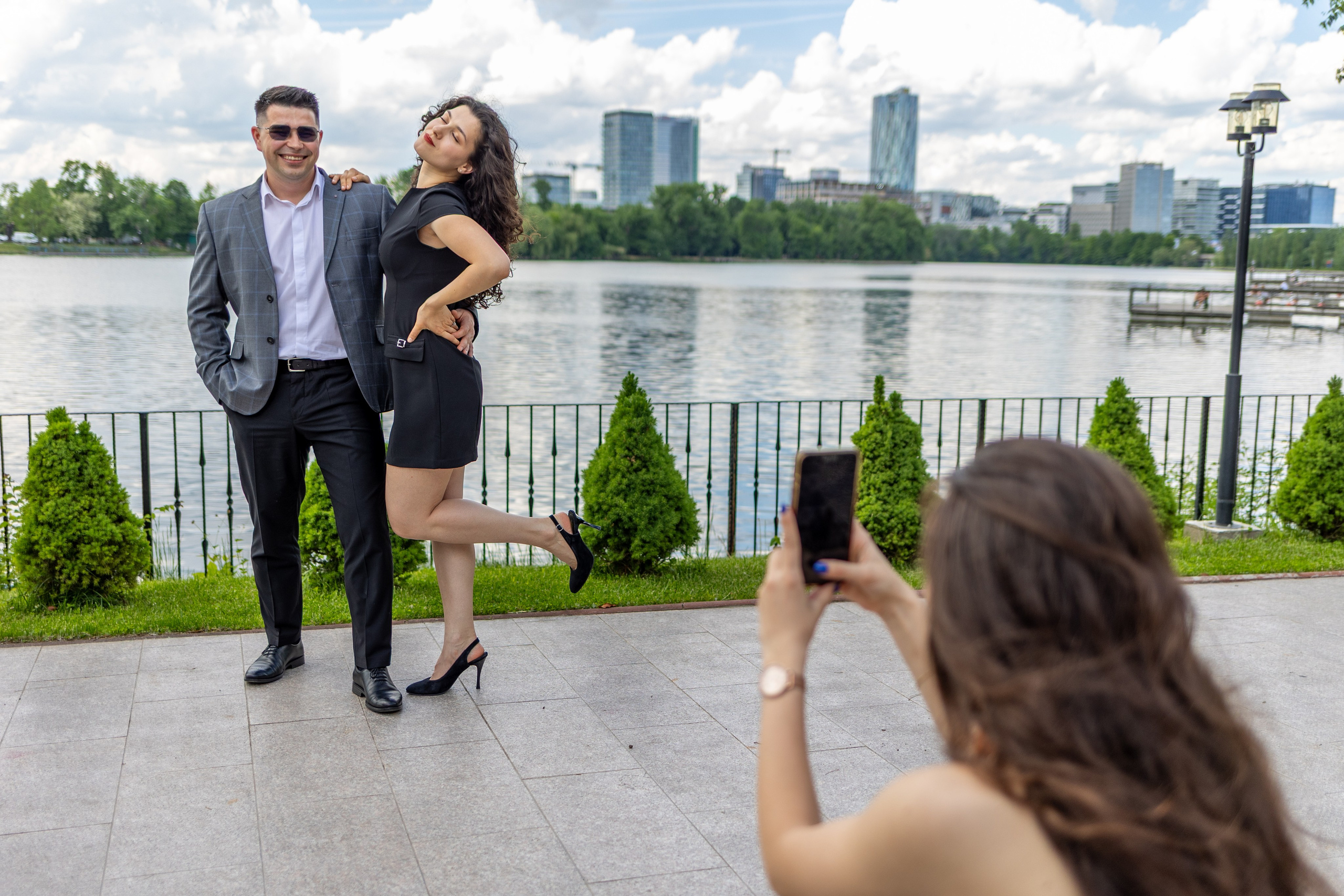 O fotografie jucăușă pe malul Lacului Floreasca: ea pozează vesel, iar prietena surprinde scena cu telefonul la Restaurant Diesel București.