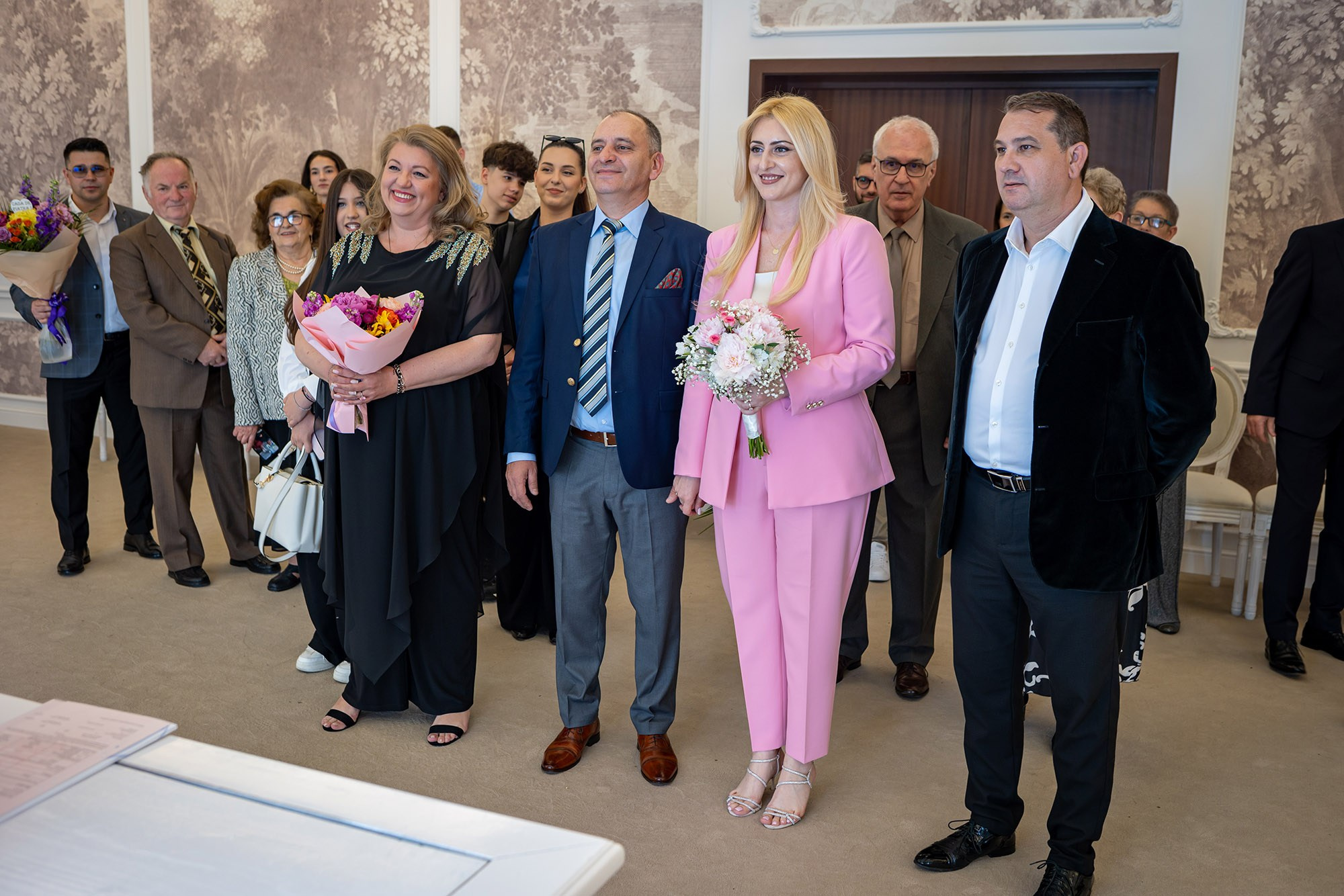 Marius și Daniela alături de nași și invitați în timpul cununiei civile.
