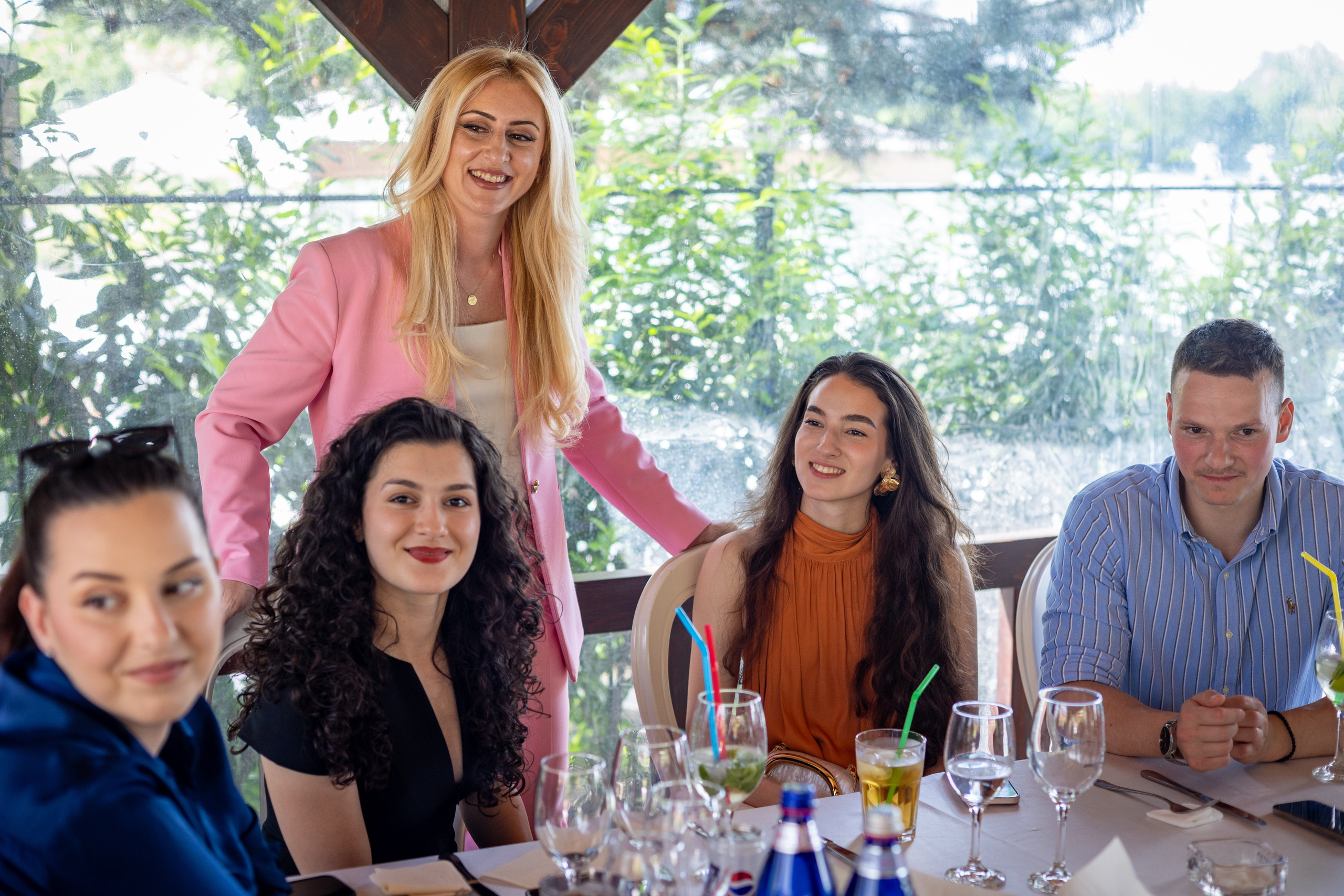 Mireasa alături de invitați la masa de după cununia civilă, într-un moment relaxat la Restaurant Diesel din București.