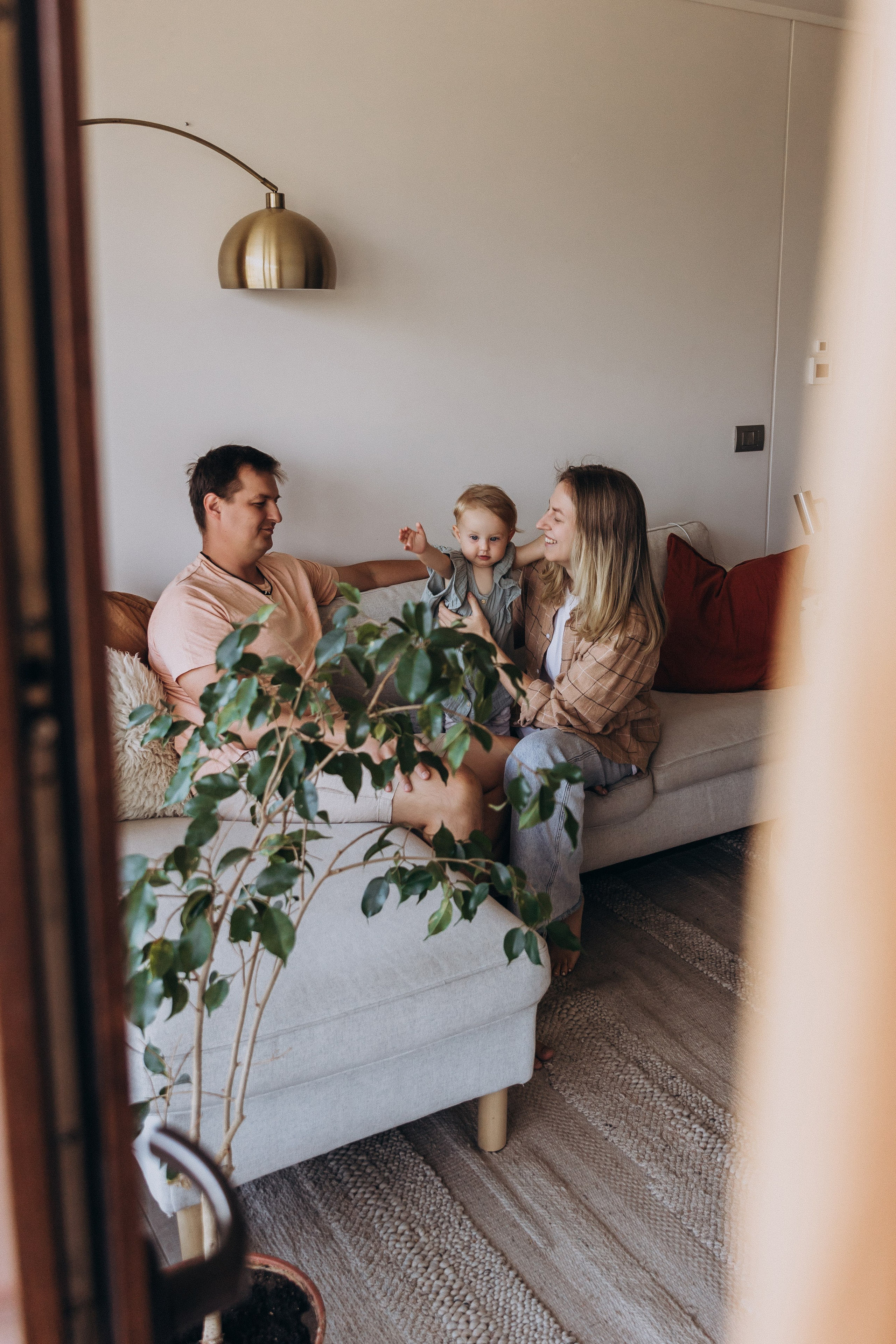 Lifestyle Family Photoshoot at Home — Cozy & Authentic Moments. Photographer in Santiago, Chile Anna Almazova