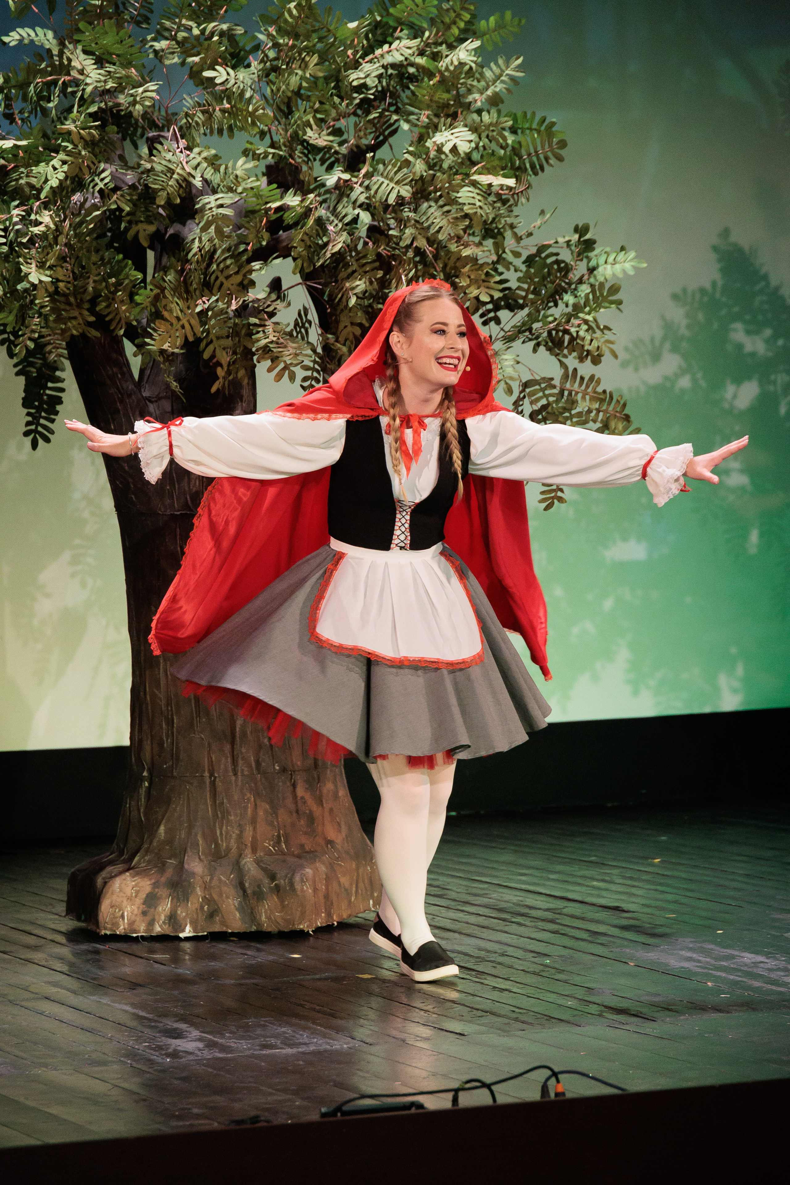 Clounella. Povestea Scufita rosie. ✔️ Фото Видео на свадьбы и крестины Молдова — Cinematic.md