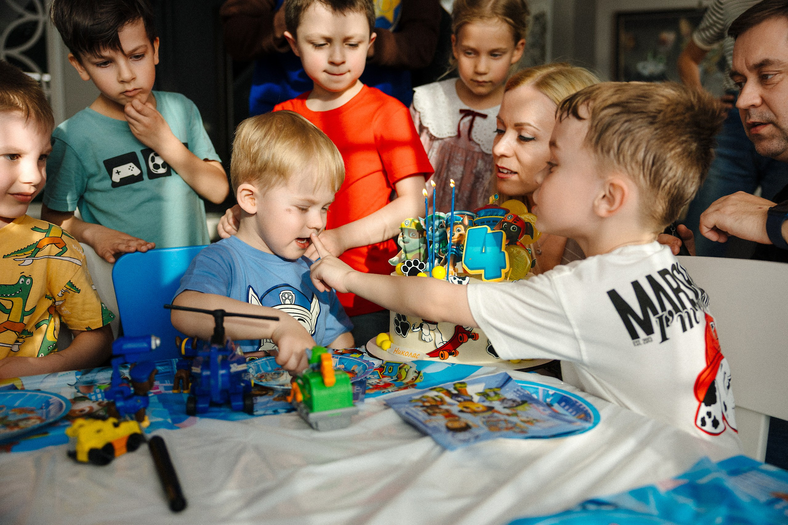 Яркая фотосессия детского праздника с аниматором и блестящей дискотекой из фольги в Риге. Евгений Тимофеев | Свадебный и контент-фотограф и видеограф в Риге