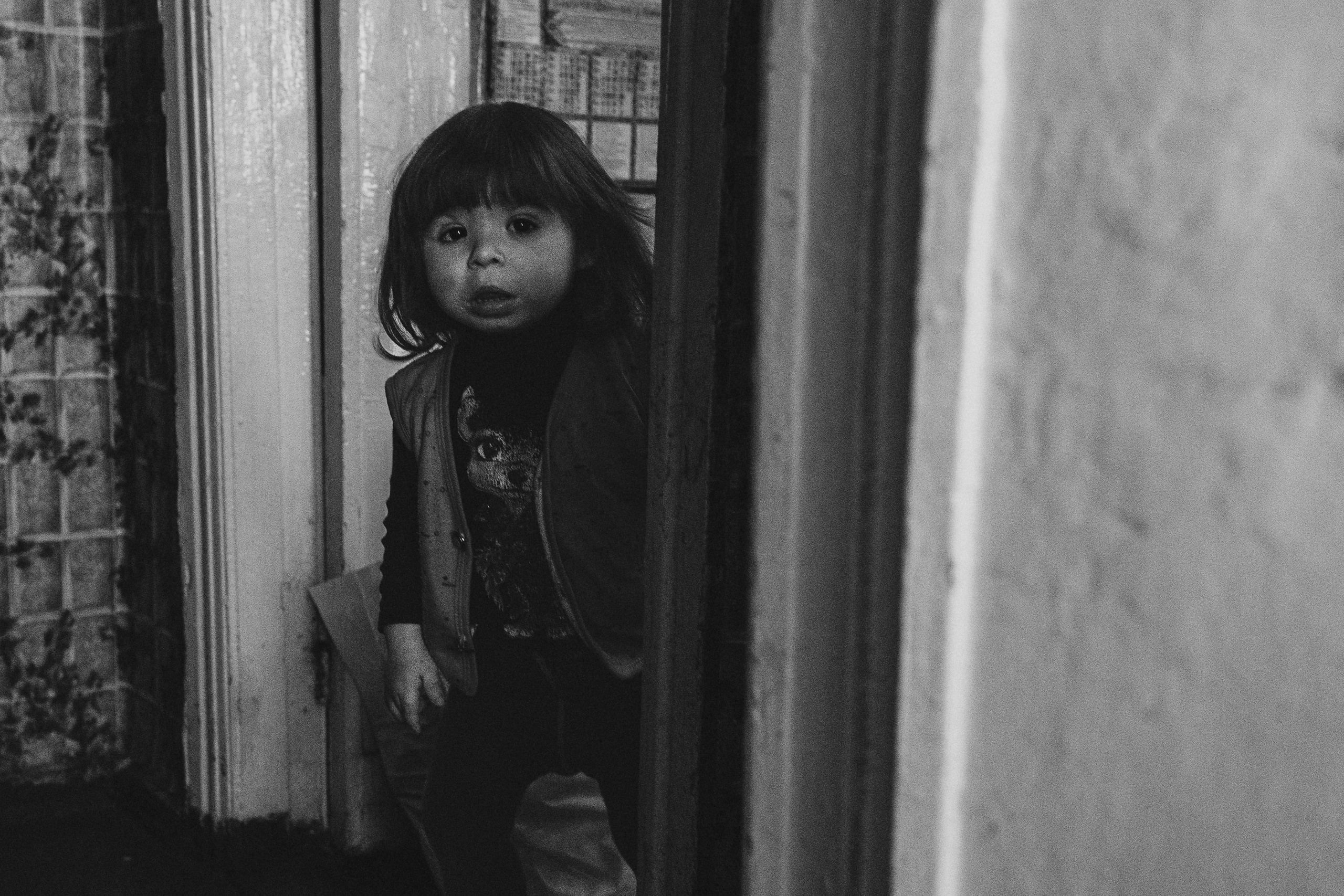 чёрно-белая социальная документальная фотография портрет  бедность девочка болезнь взгляд Фотограф в Ирландии