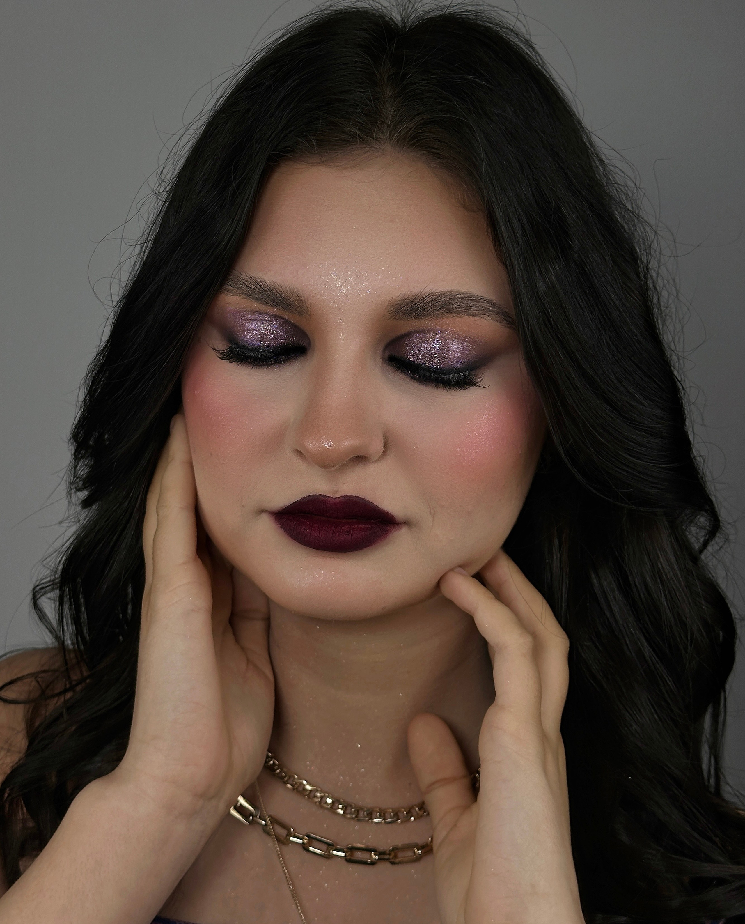 „Machiaj de eveniment sofisticat și rezistent, cu ten impecabil, privire intensă și buze definite. Potrivit pentru nunți, petreceri și ocazii speciale.”