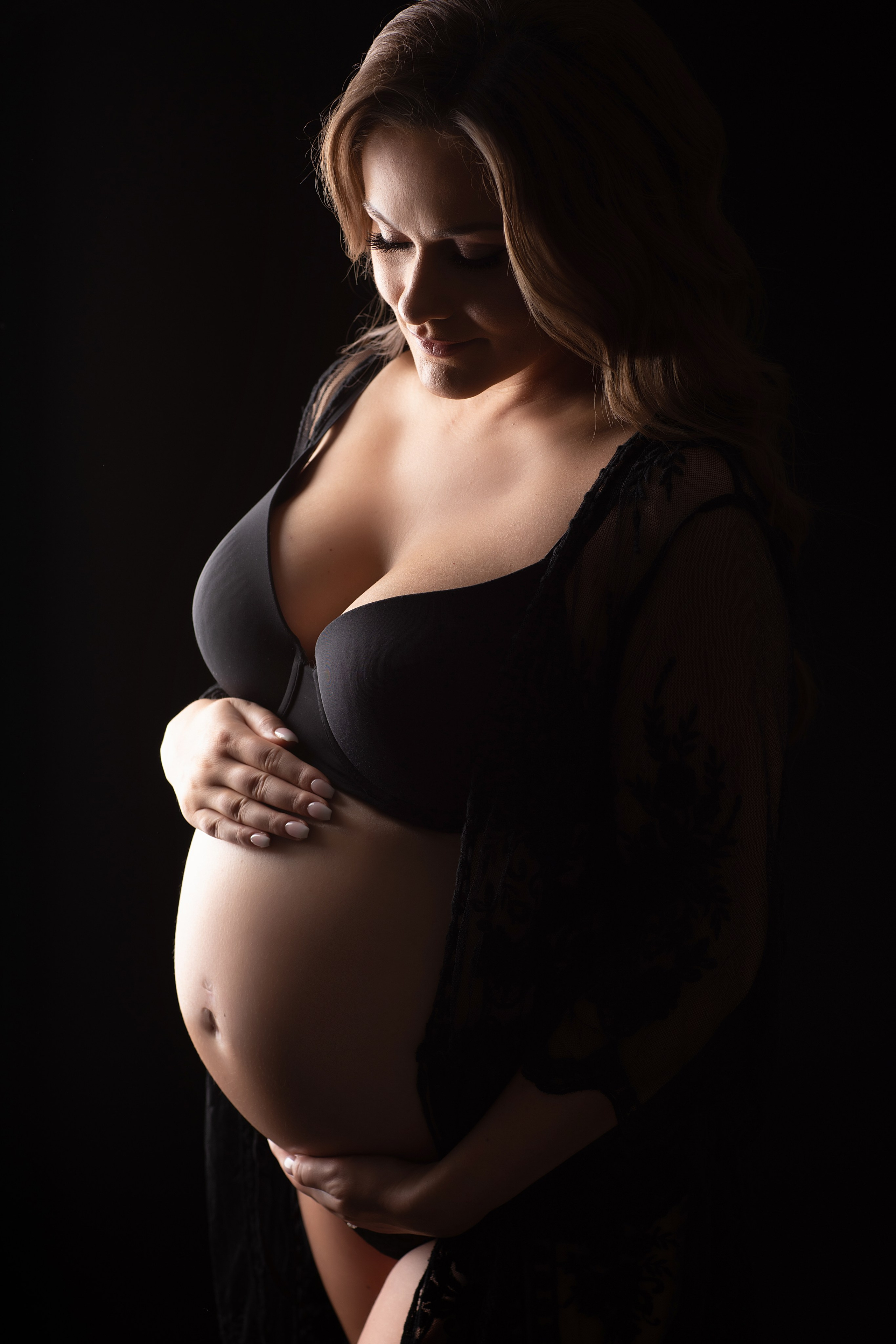 Vår fotostudio erbjuder en glamorös graviditetsfotografering med stiliga klänningar att hyra för att förgylla dina bilder.