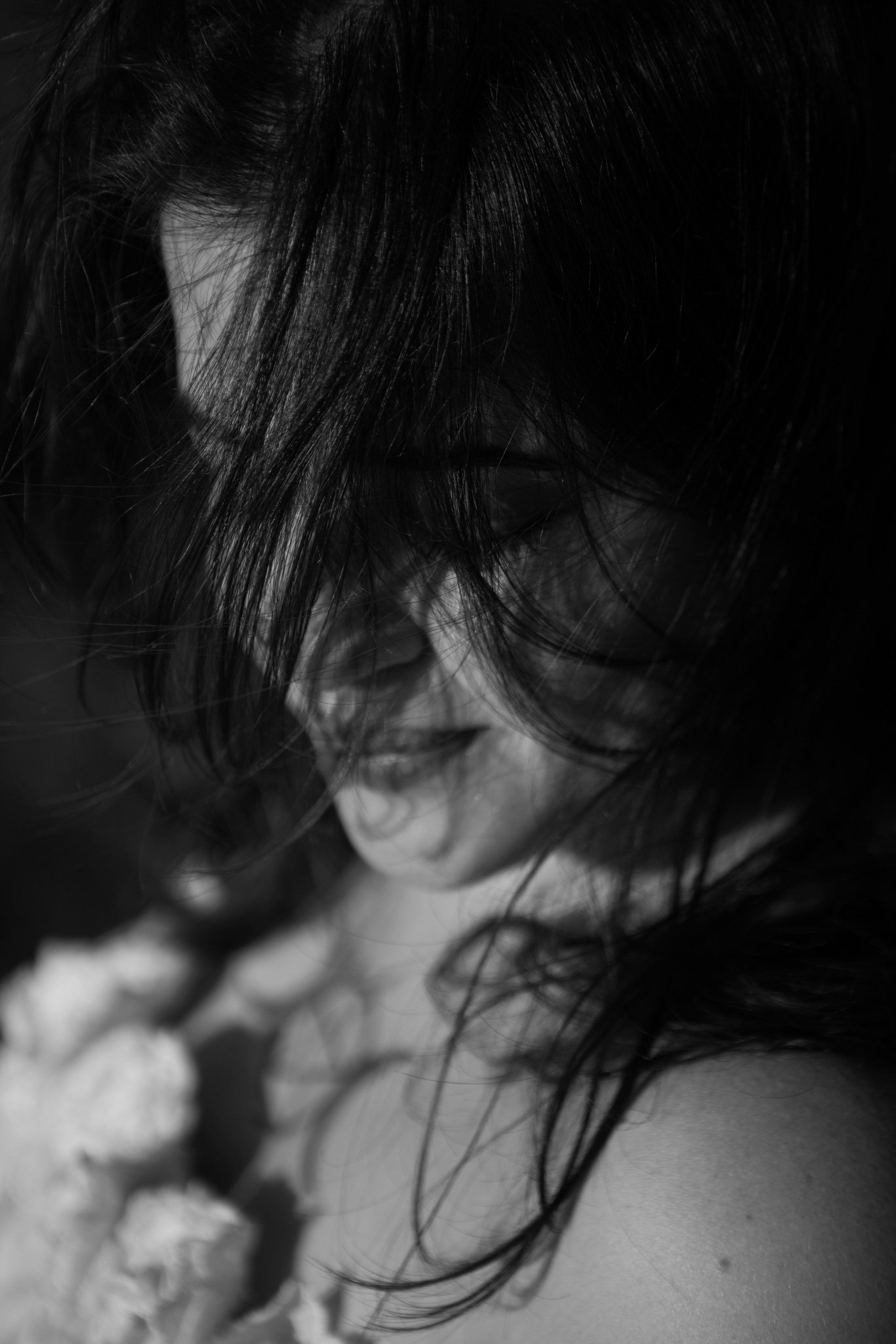 detalhe de gestante em ensaio externo com luz natural em Sorocaba