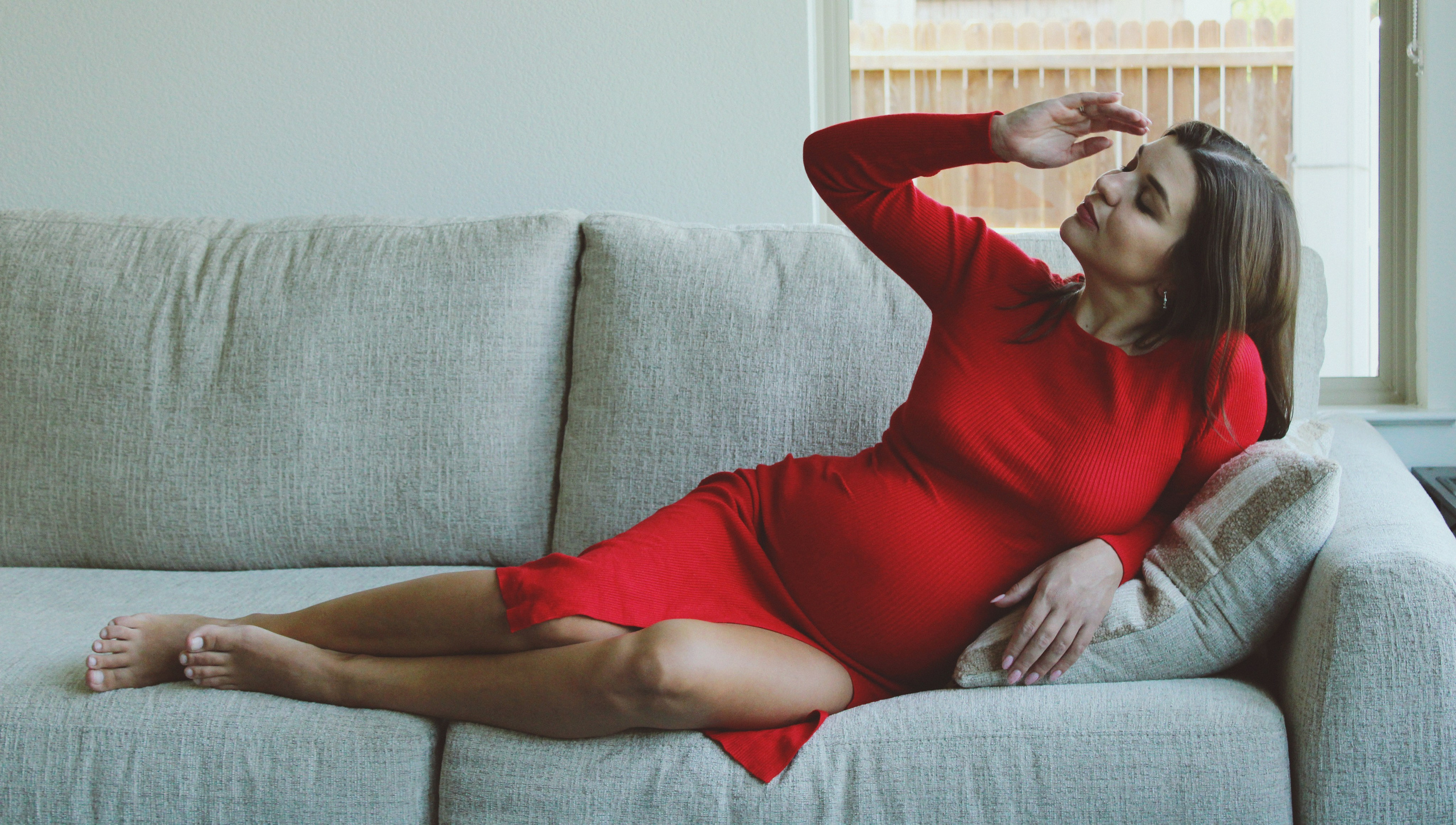 Maternity, Family & Pregnancy Photoshoot at Home. Lana Petrychenko — Portrait & Family Photographer. Valencia, Spain