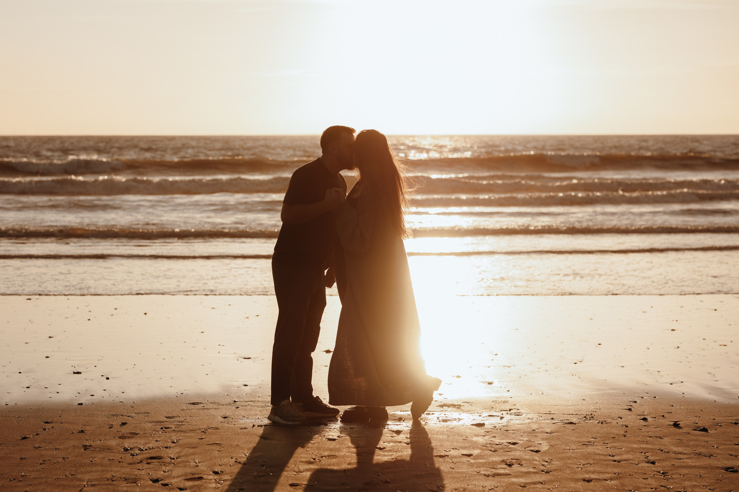 Sunset maternity photoshoot. Annah Louwagie — Lifestyle photographer for couples, families & brands | France & worldwide