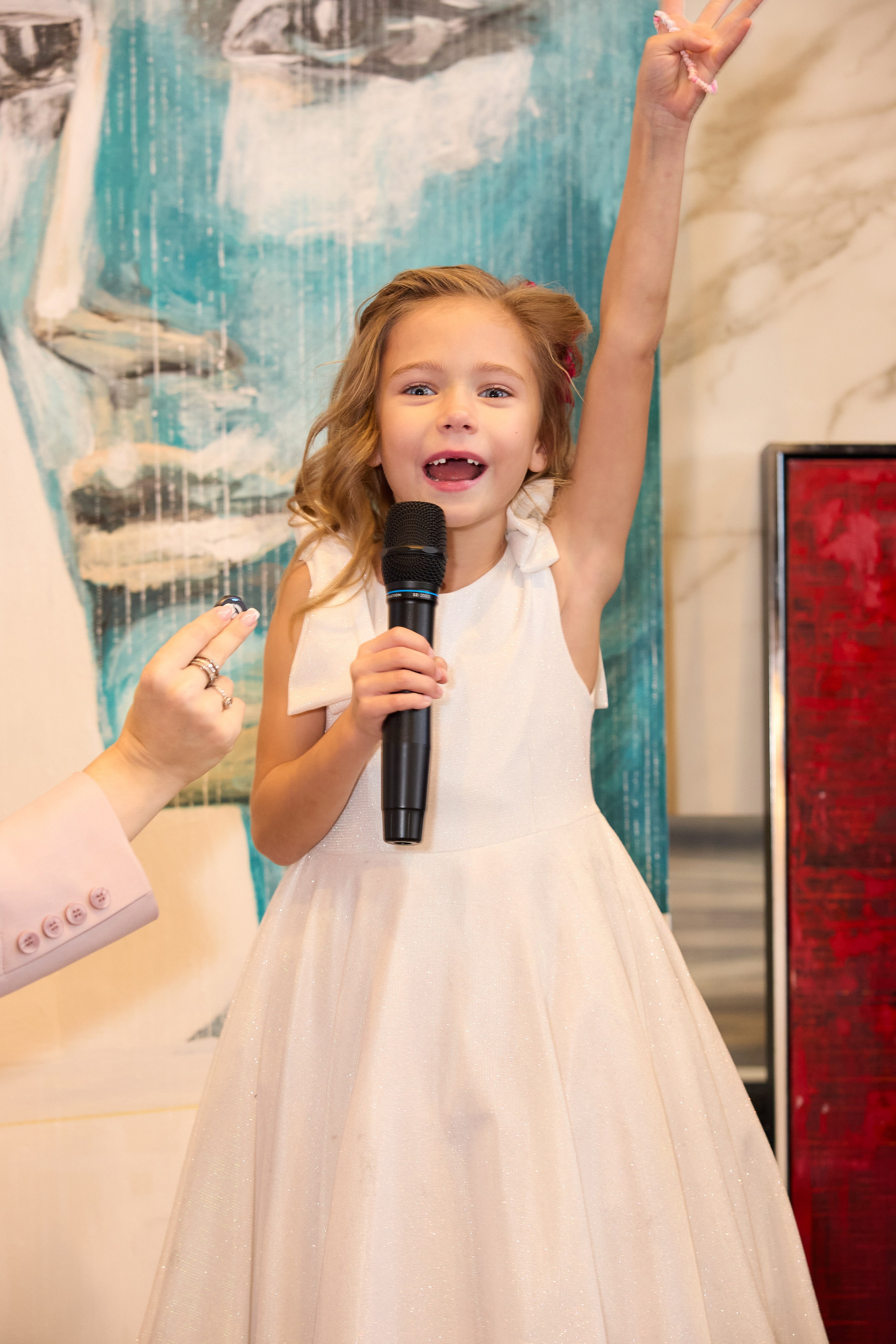 Авторская благотворительная художественная выставка Дианы Бортник. Фотограф Юлия Маковеева