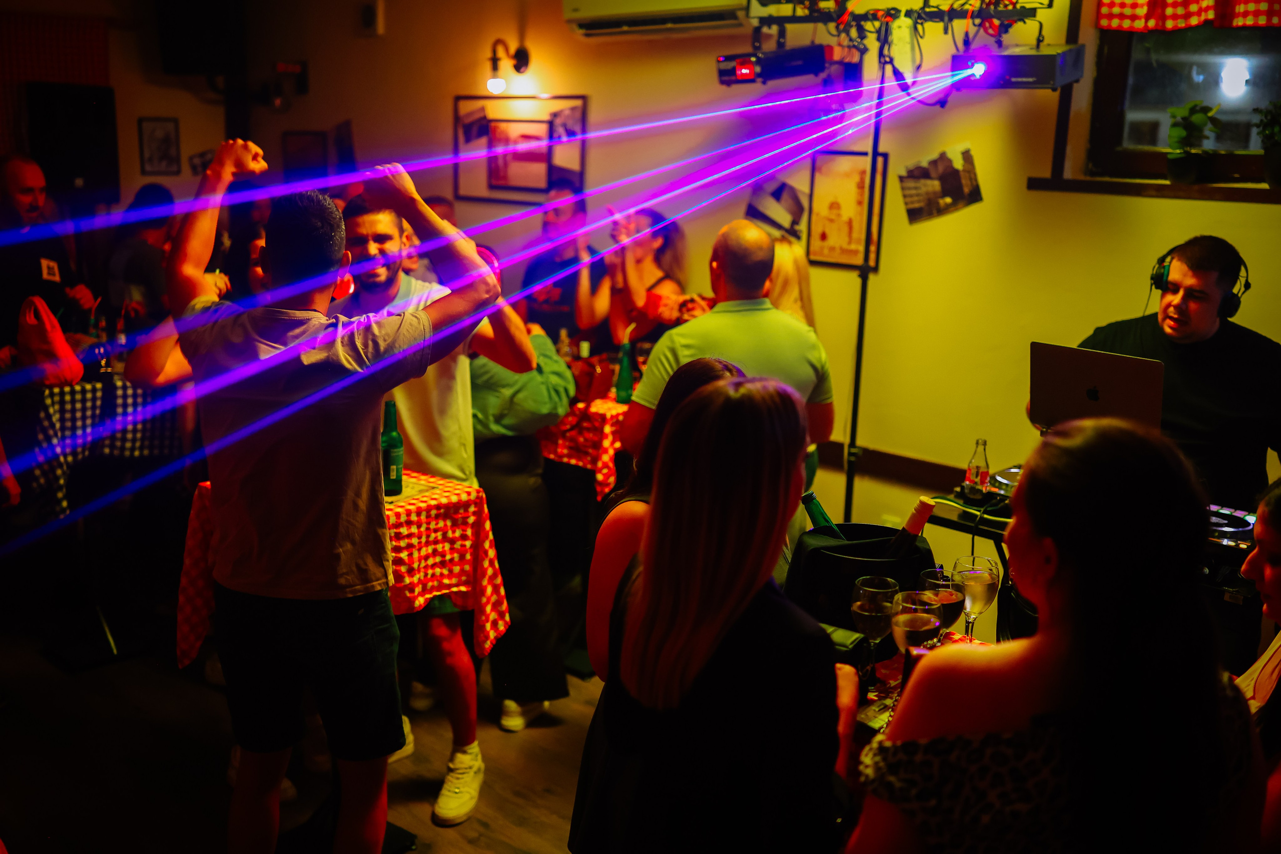 Zurke 90tih — Kafana Gradska Biblioteka. Foto Simic Jagodina