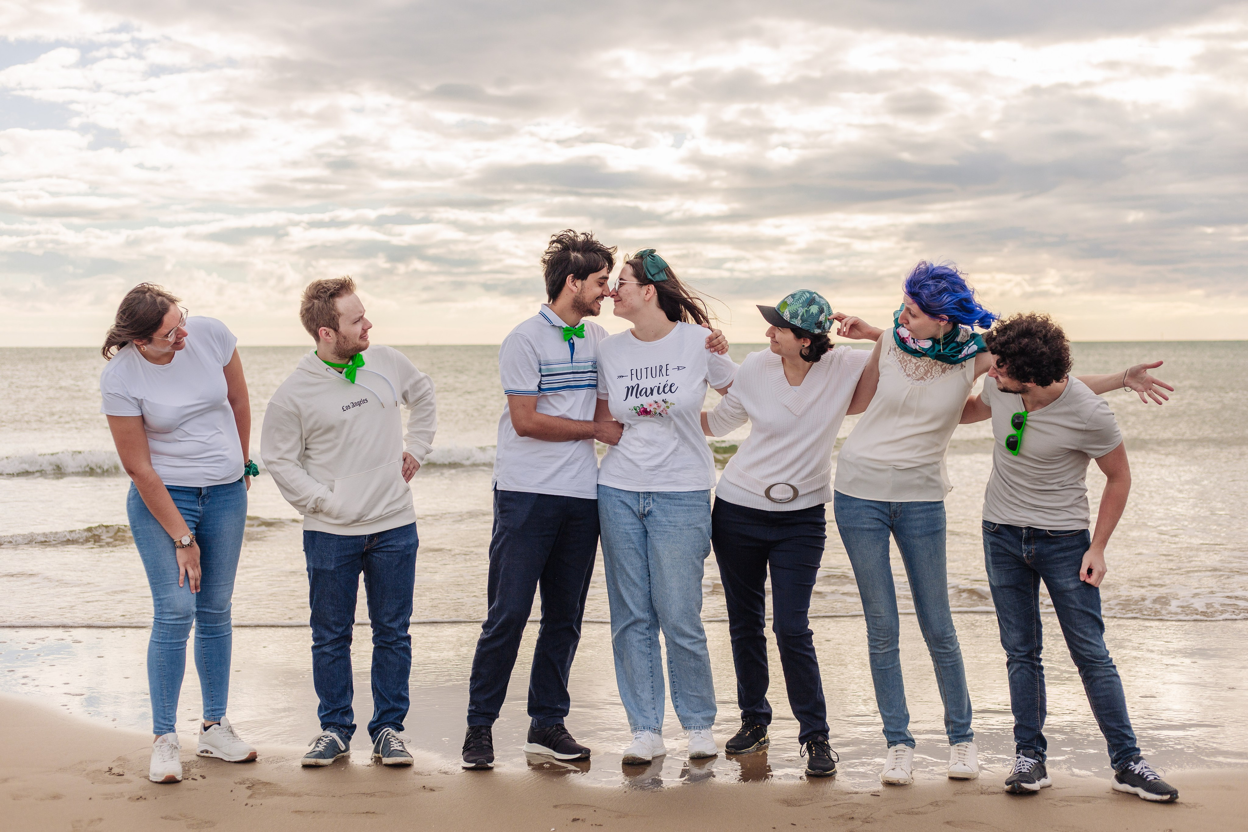 Séance Photo EVJF à Gruissan: Des Souvenirs Inoubliables sur la Plage des Chalets. Photographe professionnelle à Poitiers, Tours et Châtellerault | Studio photo entre Poitiers et Tours – portraits, familles, entreprises, ma