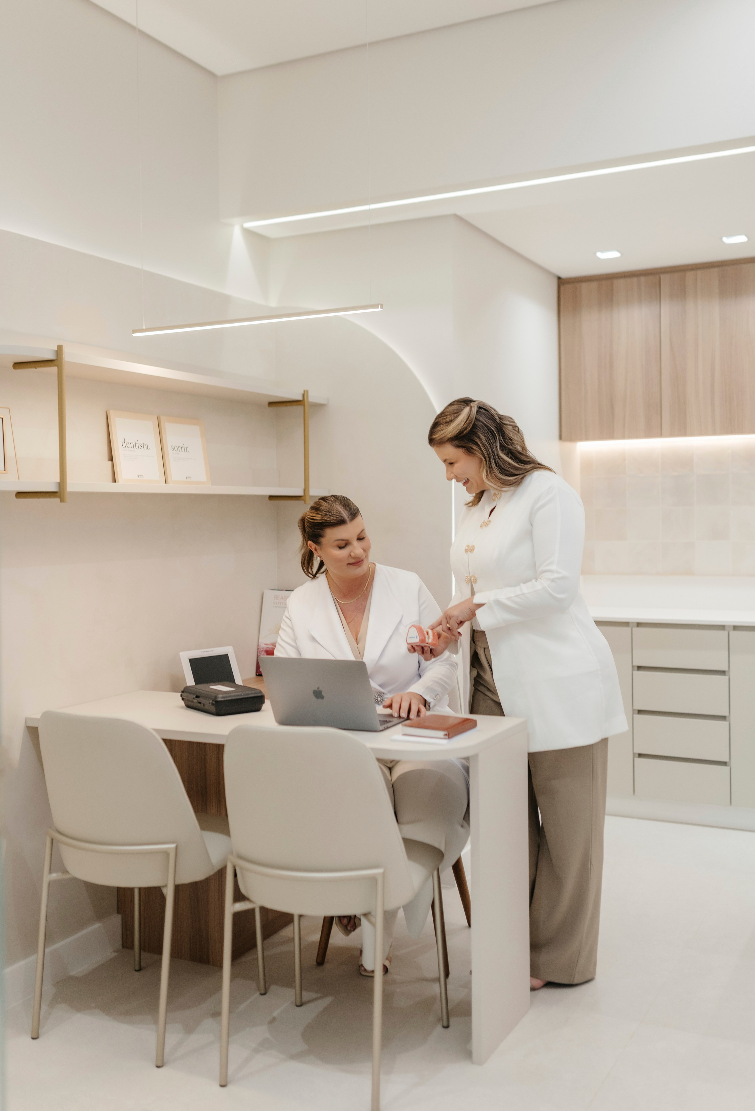 Dra. Adele & Dra. Aline | Dentistas. Coraafotografia.com