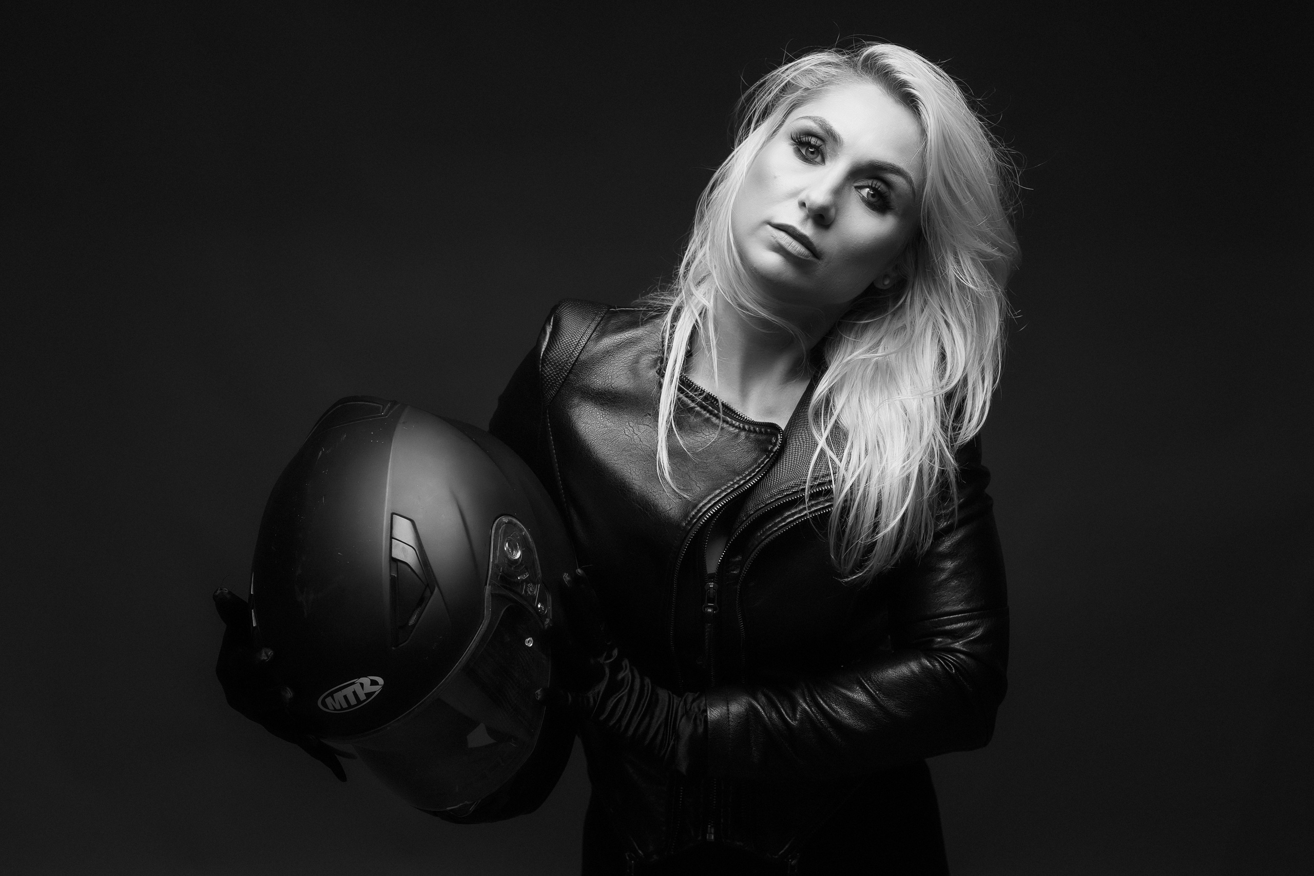 Portrete Constanta - O clipa de sinceritate in faţa camerei. Elena Mascan – Fotograf newborn, maternitate, portret, smash the cake & branding personal | La Femme Studio Photograpy|Constanţa