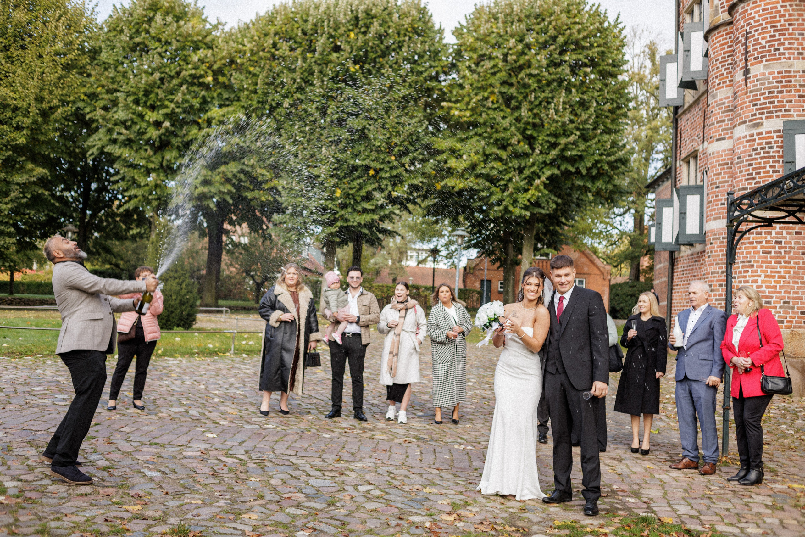 Hochzeitsfotografie im Schloss Arensburg: Ein Tag voller Liebe. Hochzeitsfotograf und Hochzeitsvideograf aus Hamburg | Roka21Film