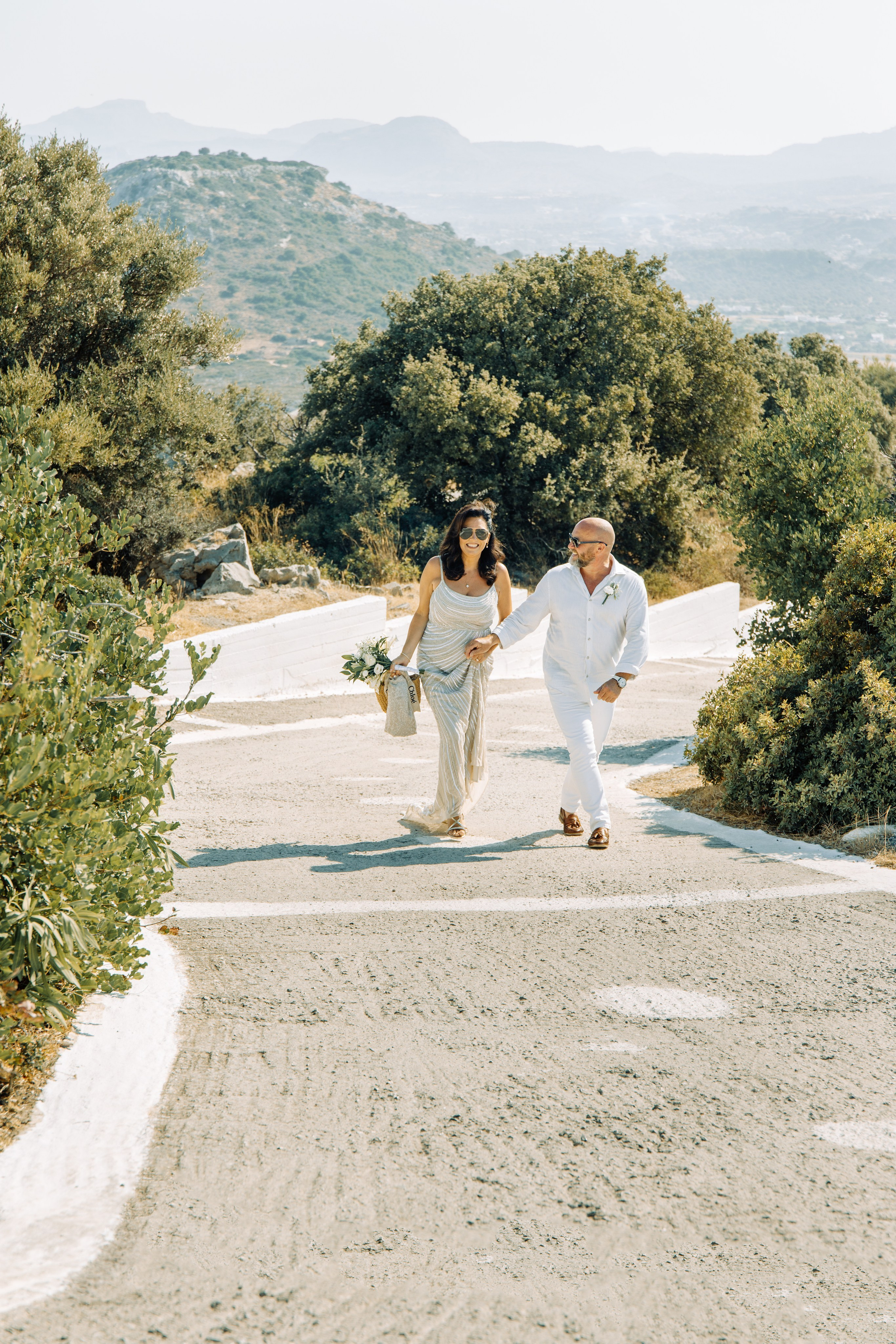 Gemeinsam auf dem Weg zur Hochzeitszeremonie am Profitis Ilias in Faliraki – ein besonderer Moment auf Rhodos.