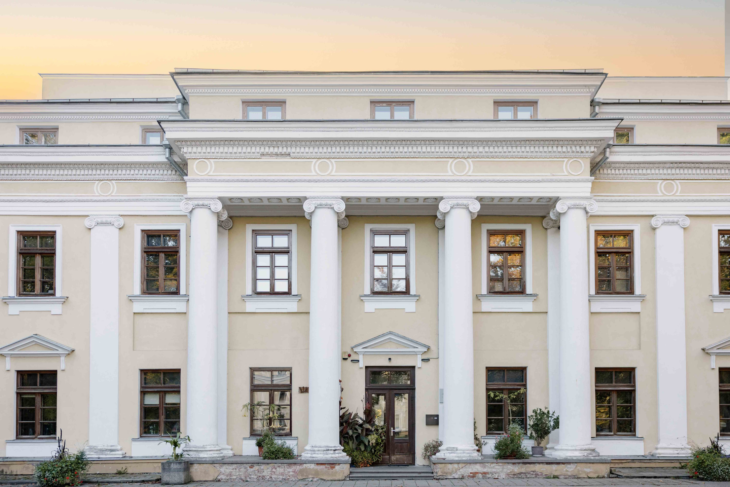 Best Autumn Photoshoot Locations in Vilnius: Top Spots to Capture the Fall Colors. Framed by Evelina | Destination Wedding Photographer from Lithuania | Europe