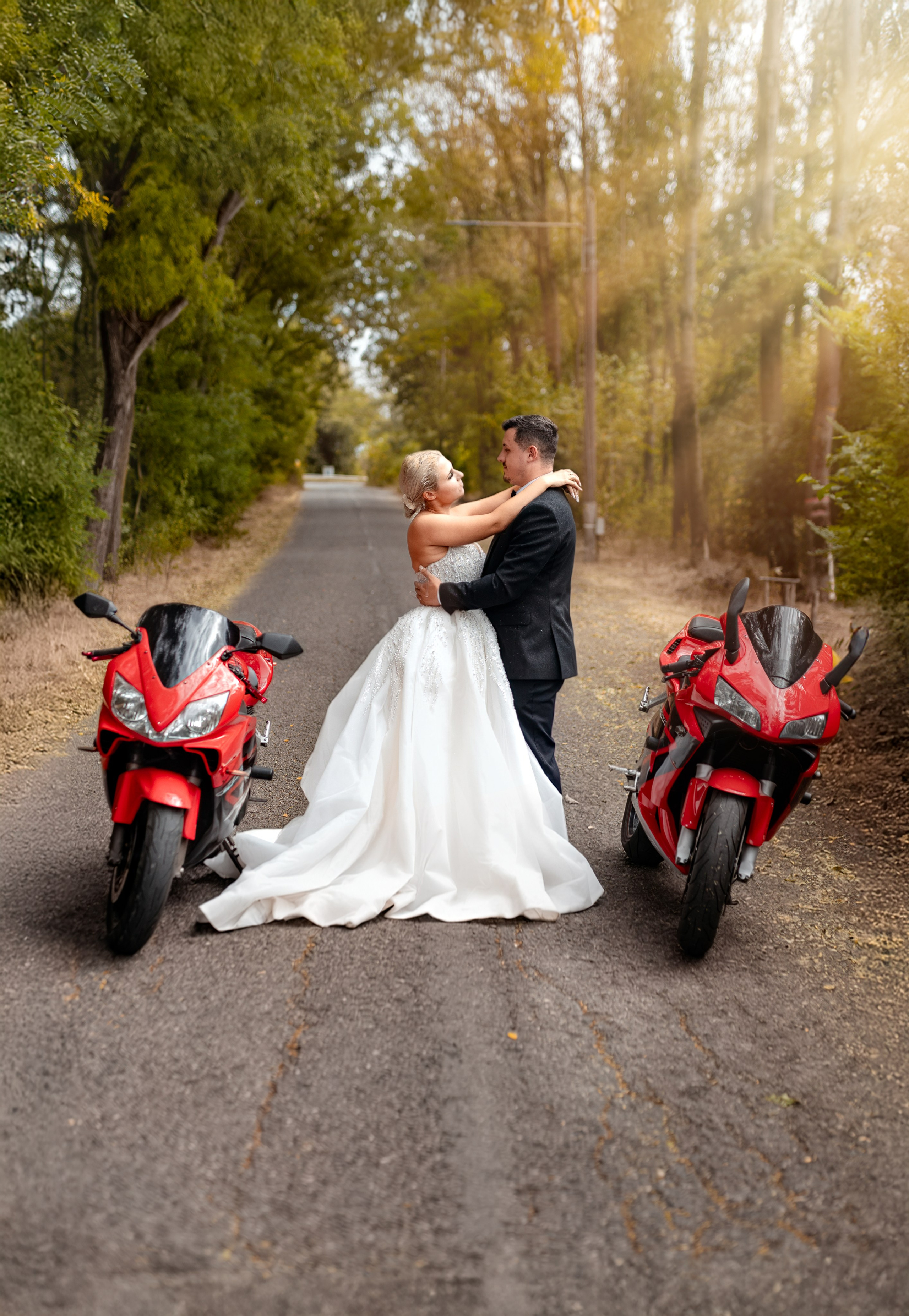 Trash the Dress cu motocicliști — ședință foto de poveste. Lucian Dedeu — Fotograf de nuntă și eveniment