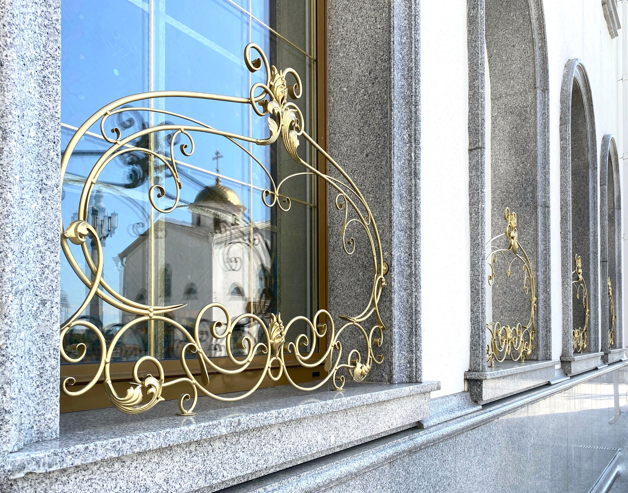 Цветочницы Храма-памятника в честь Всех Святых и в память о жертвах, спасению Отечества нашего послуживших в городе Минске Минской Епархии Белорусской Православной Церкви. 2018 - 2020 г. Сталь, лазерная резка, художественная ковка, сварка.