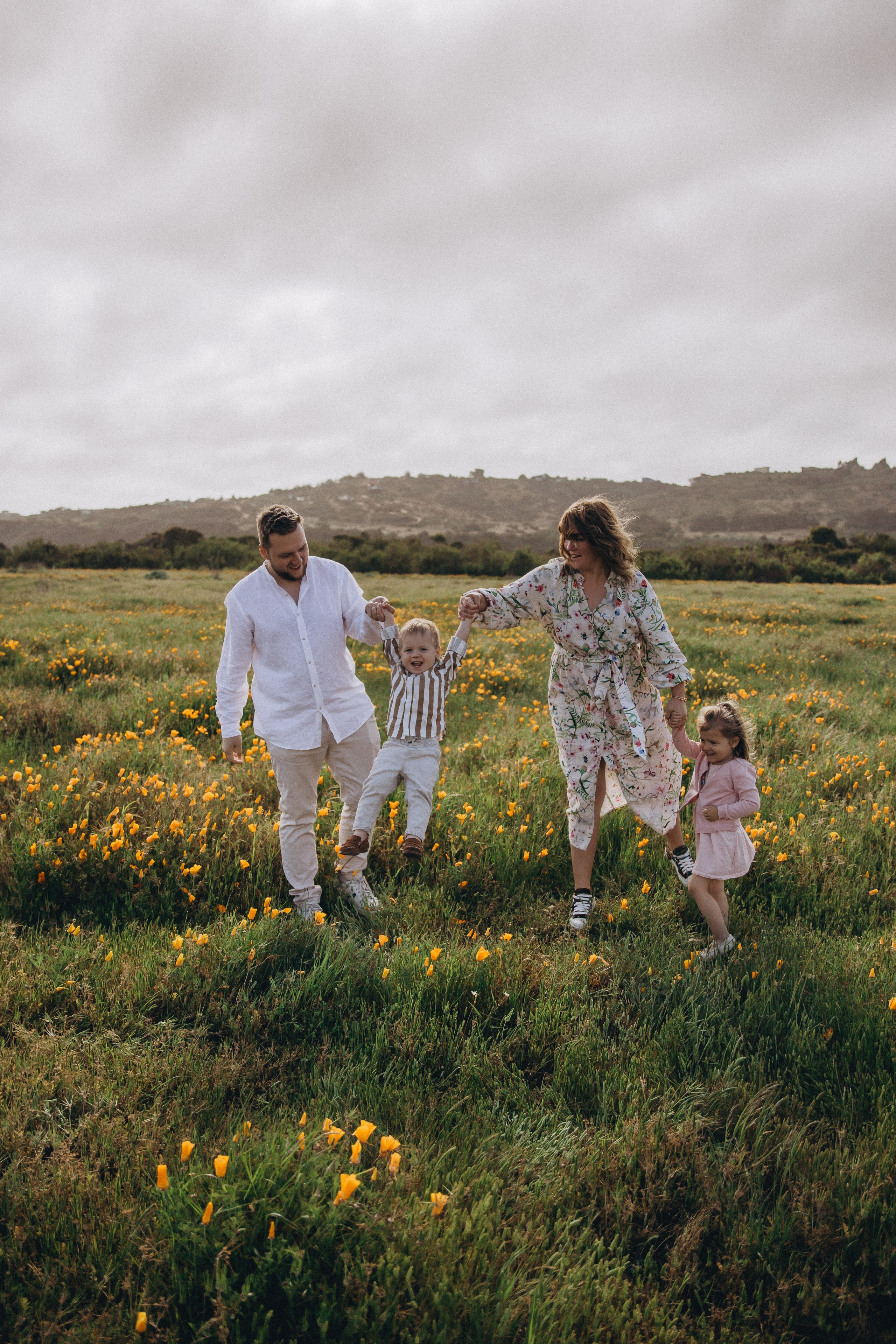 Sesión de fotos familiar en el campo — costa Chilena. Photographer in Santiago, Chile Anna Almazova