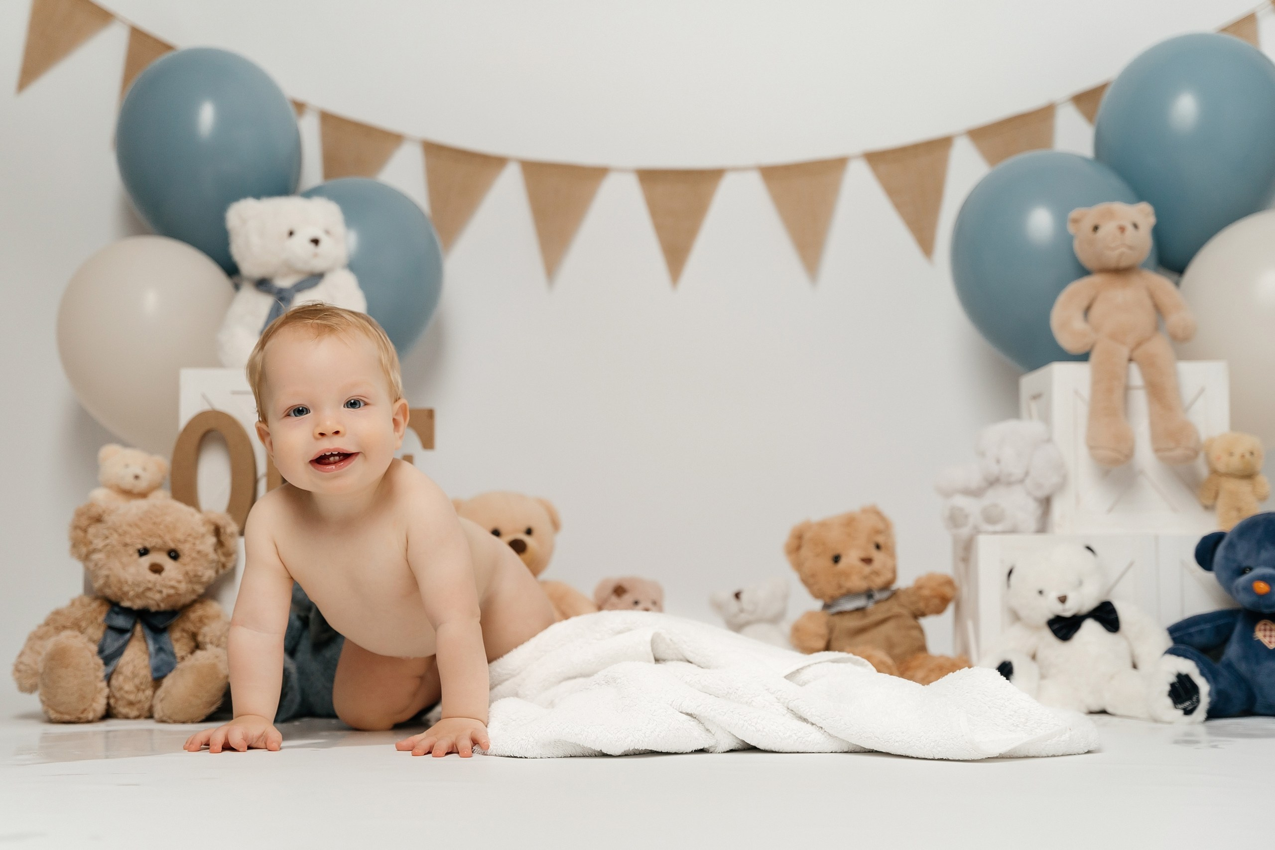 First birthday cake smash session. Newborn and family photographer. Hills District. Sydney