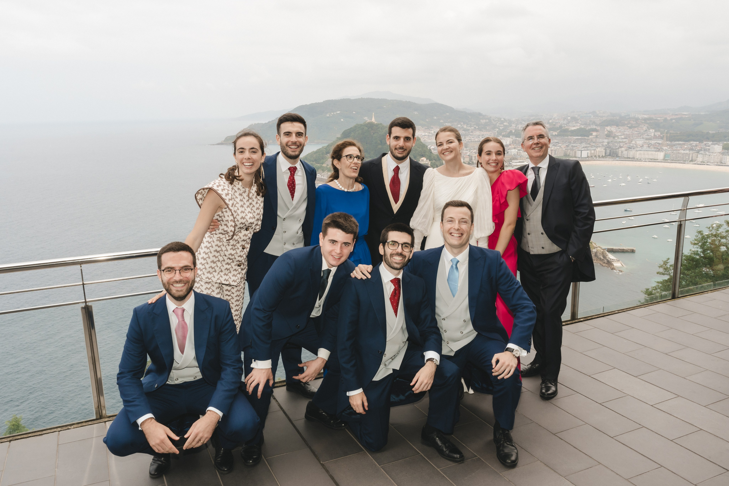 Elegancia y alegría familiar. Boda de Andrés y Lucía en San Sebastián. Holigood foto y video reportaje de bodas en San Sebastián y Europa