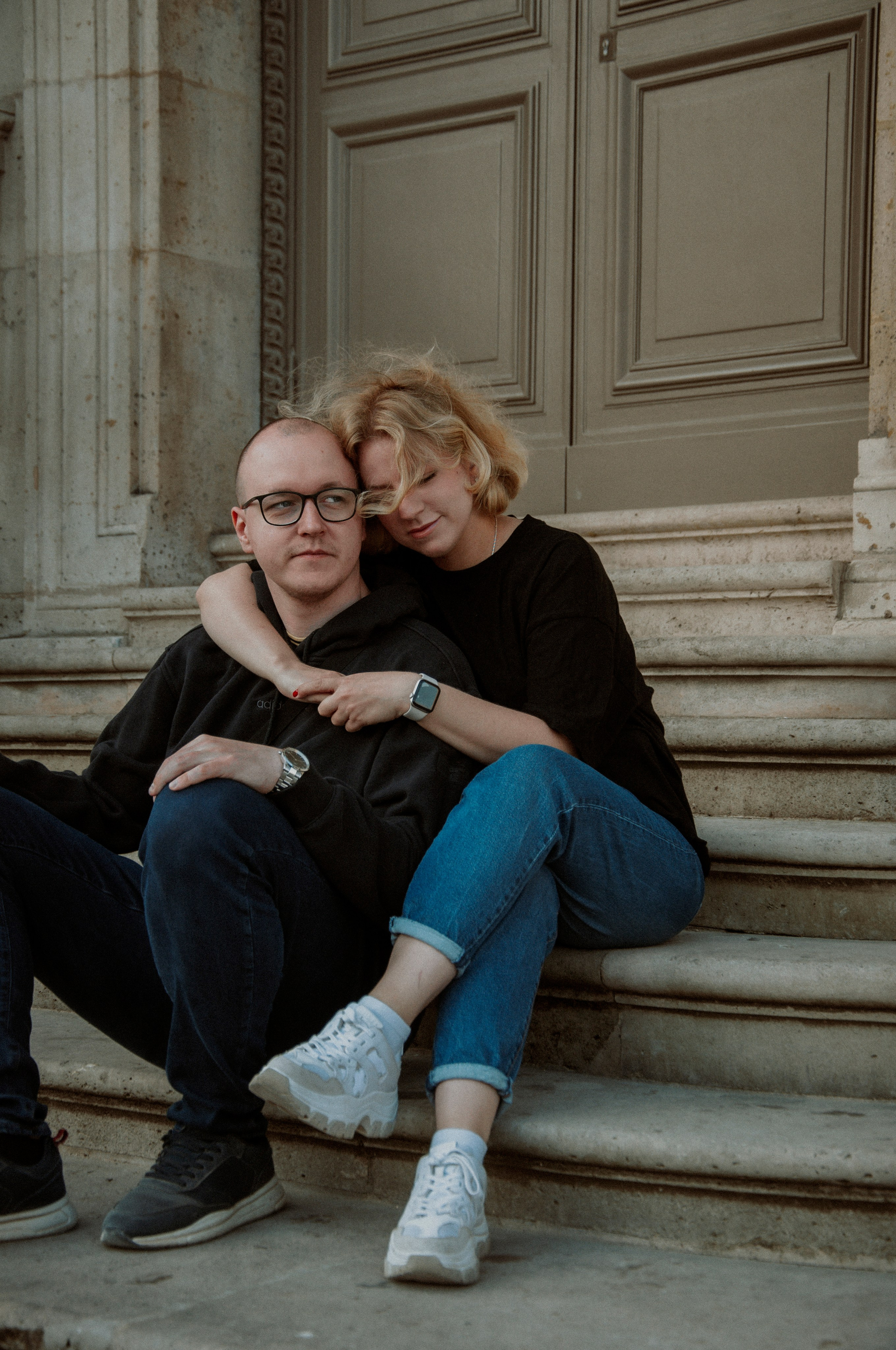 Couple photoshoot near the Louvre. Paris photographer — Polina Osipova