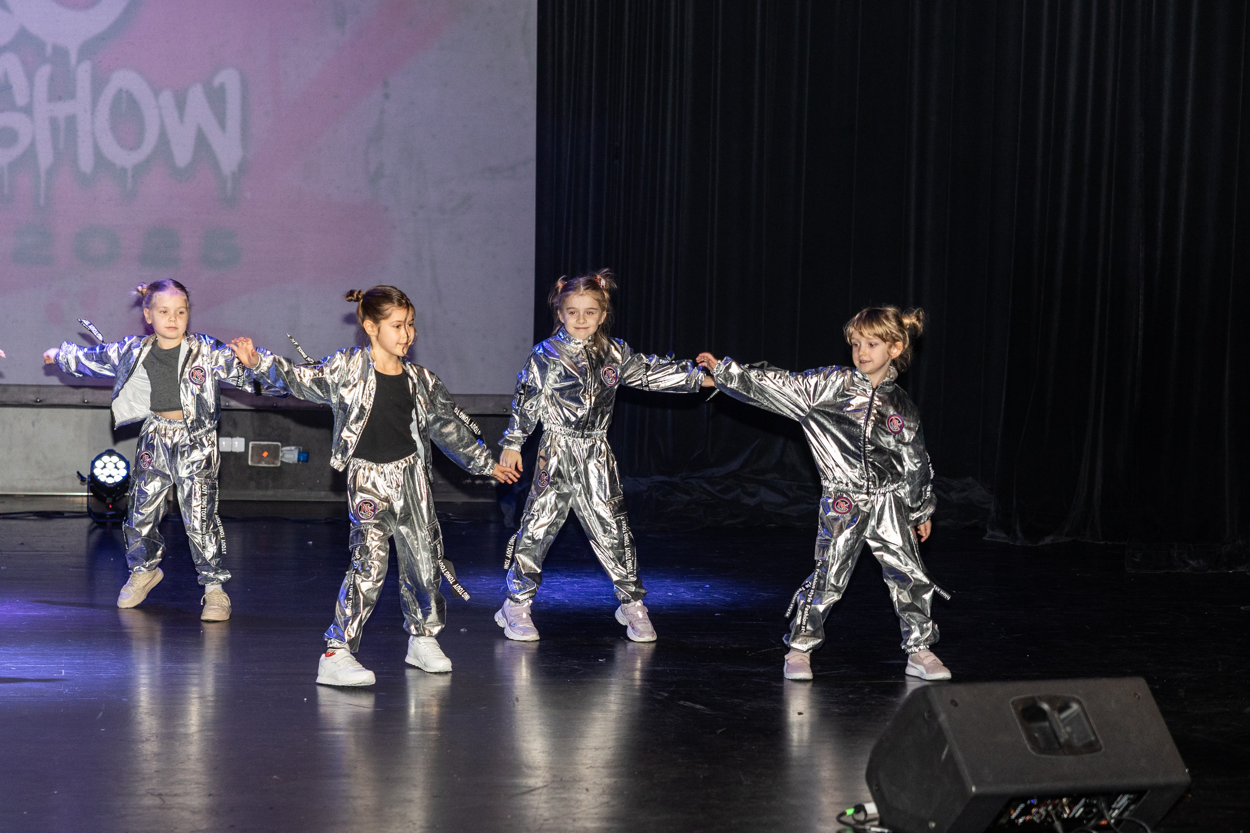 LEO DANCE SHOW WINTER 2025. Семейный и детский фотограф в Варшаве Мила Бобровская