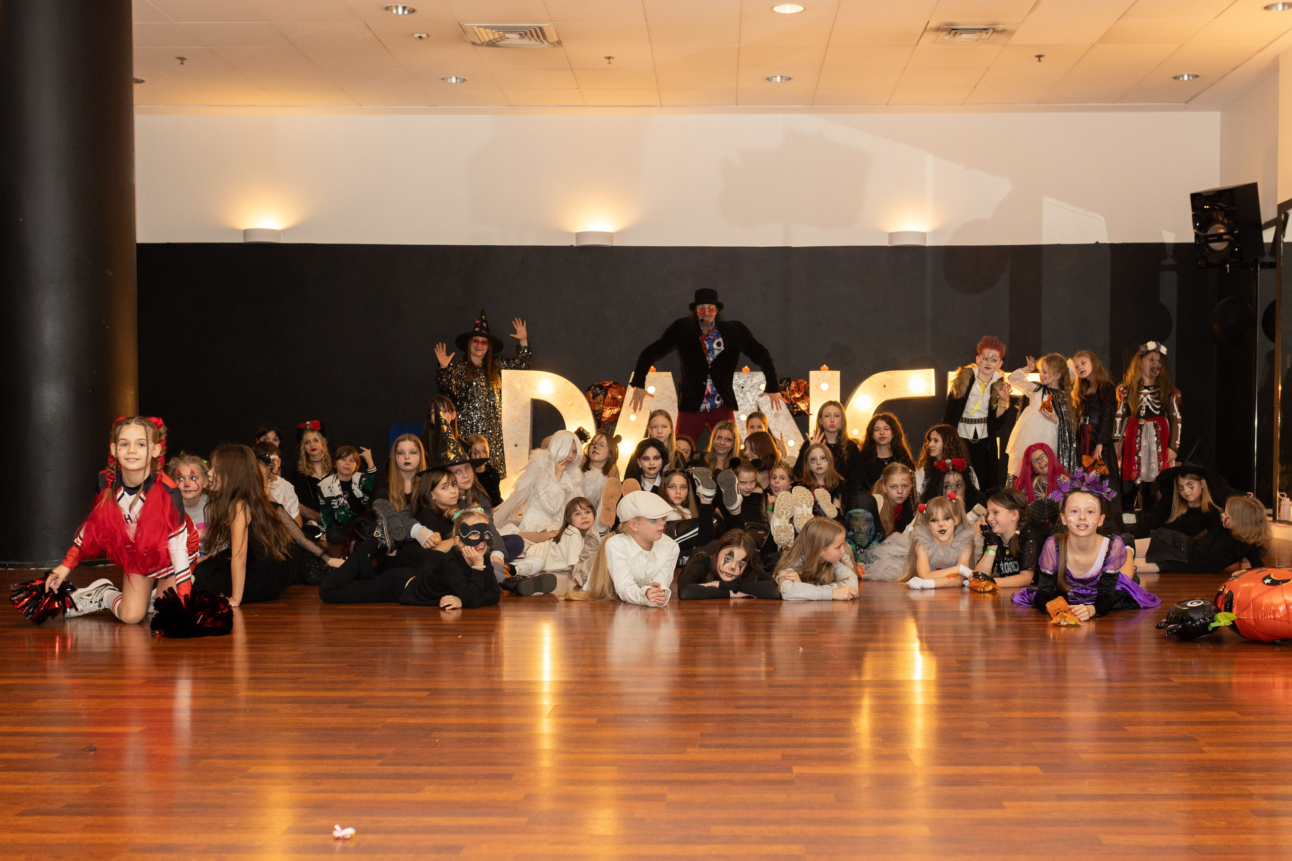 Leo dance studio Helloween 2025. Семейный и детский фотограф в Варшаве Мила Бобровская