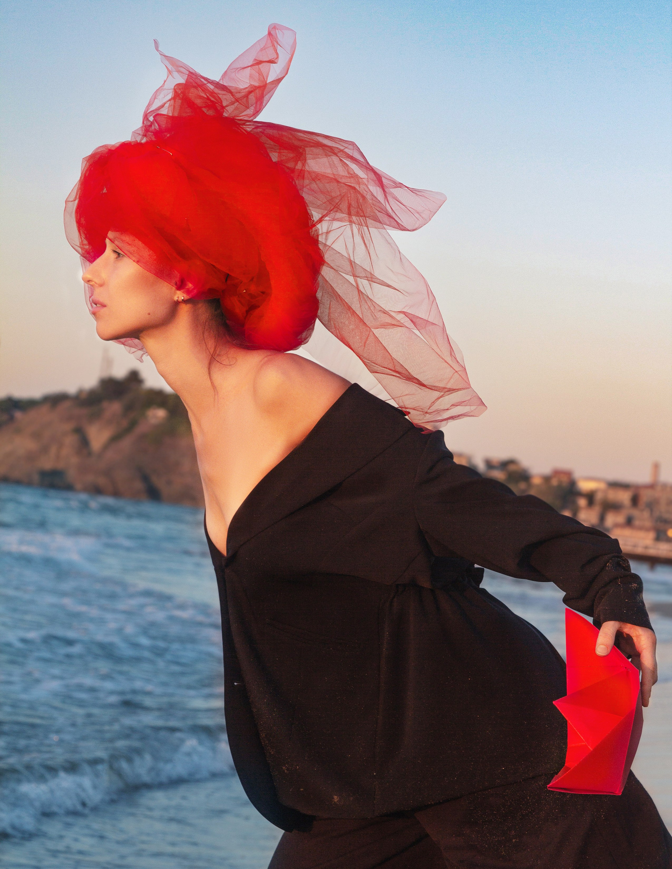 art fashion фотосессия в Стамбуле у воды с ярким образом