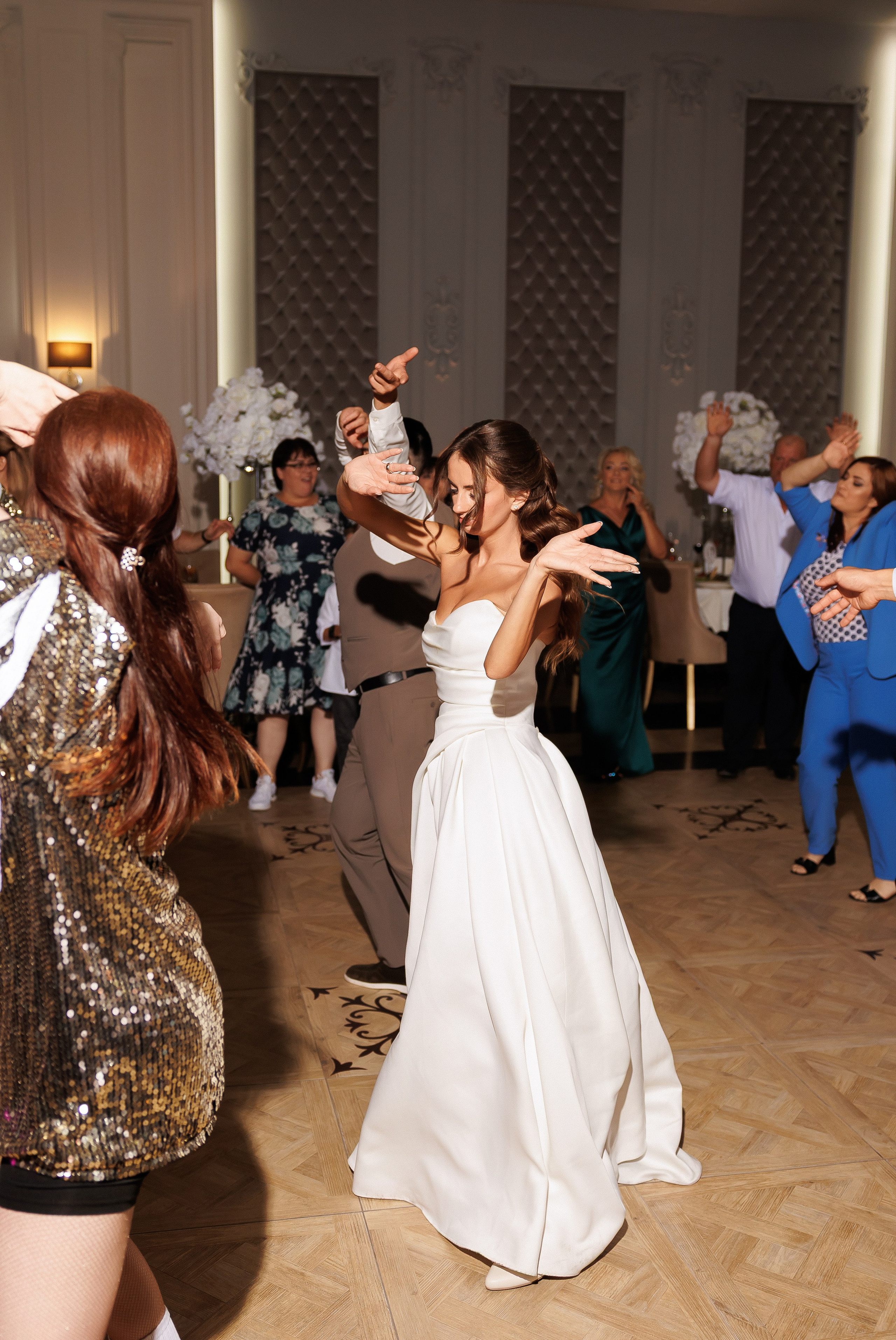 Eugen & Livia — Grand Elysee — Wedding Day. Servicii Foto și Video 067188353