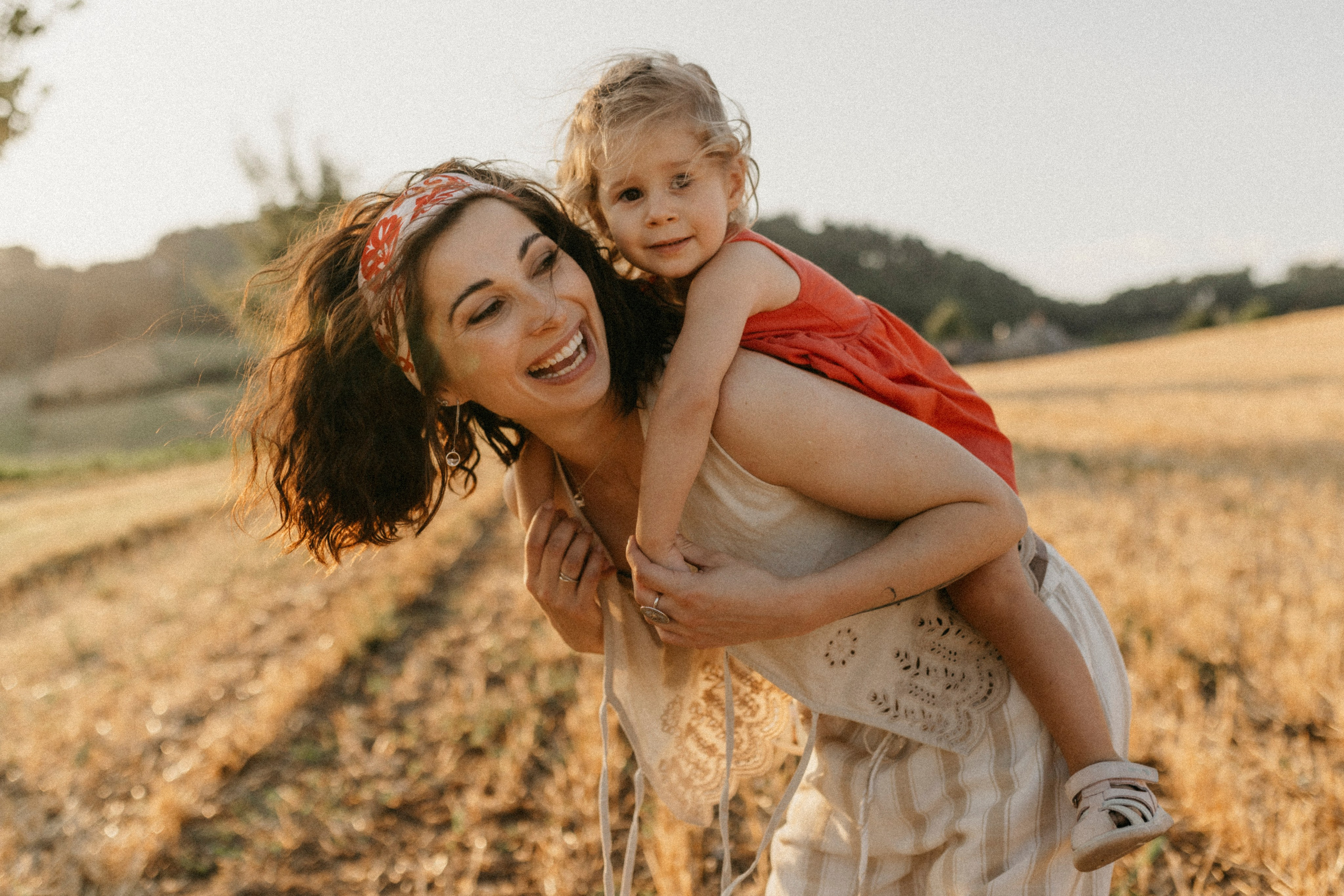 Zhenya and Maya. Polina Sobol — family & documentary photographer in Bern. Outdoor & urban photo sessions for families, kids and couples