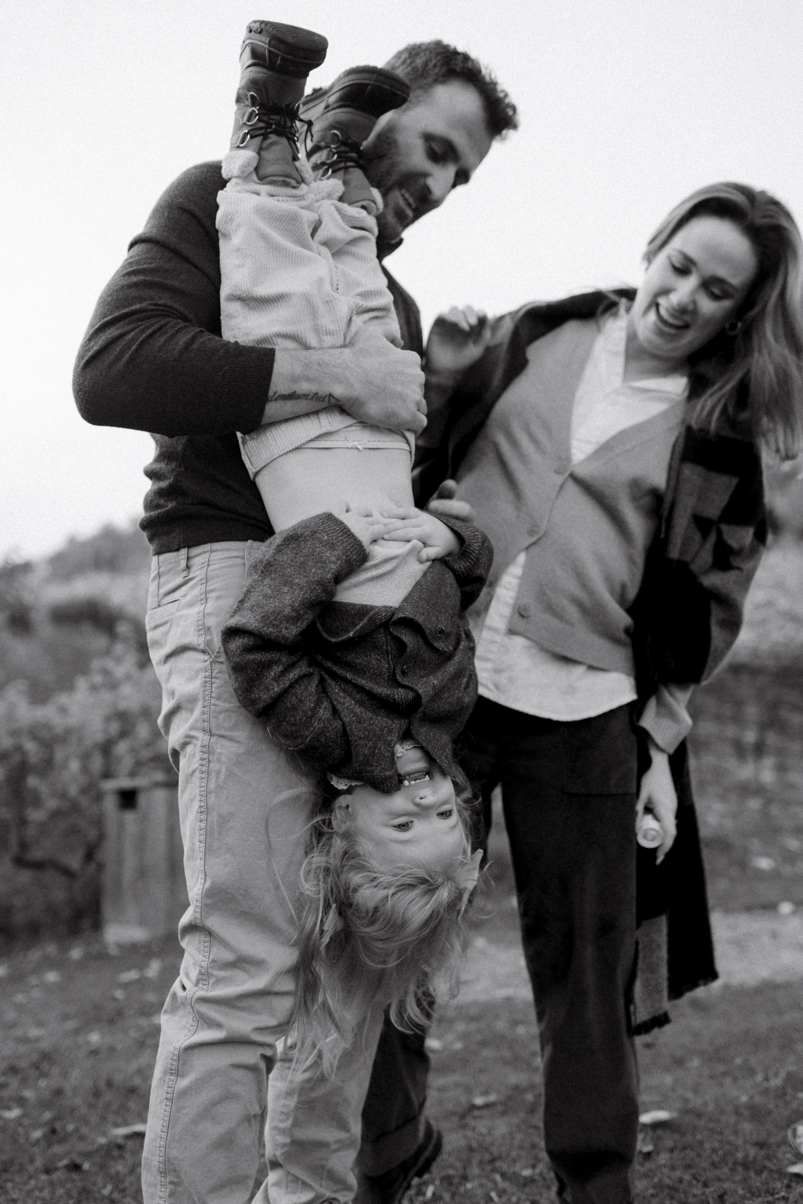 Under the Tree. Polina Sobol — family & documentary photographer in Bern. Outdoor & urban photo sessions for families, kids and couples