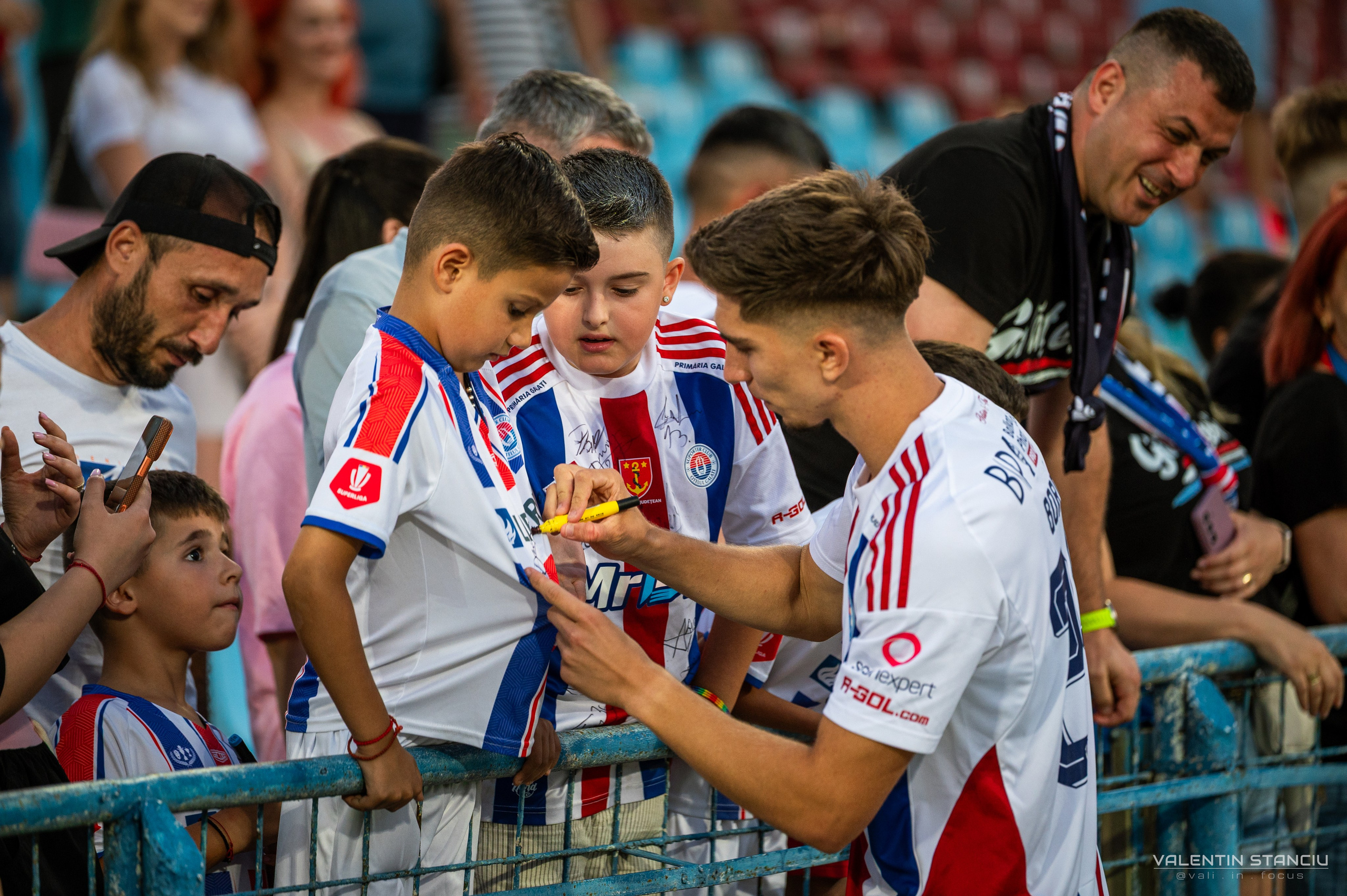 Otelul Galati — CFR Cluj. Fotograf de Sport, Portret, Produs, Corporate, Cultural și Evenimente în Galați | Valentin Stanciu