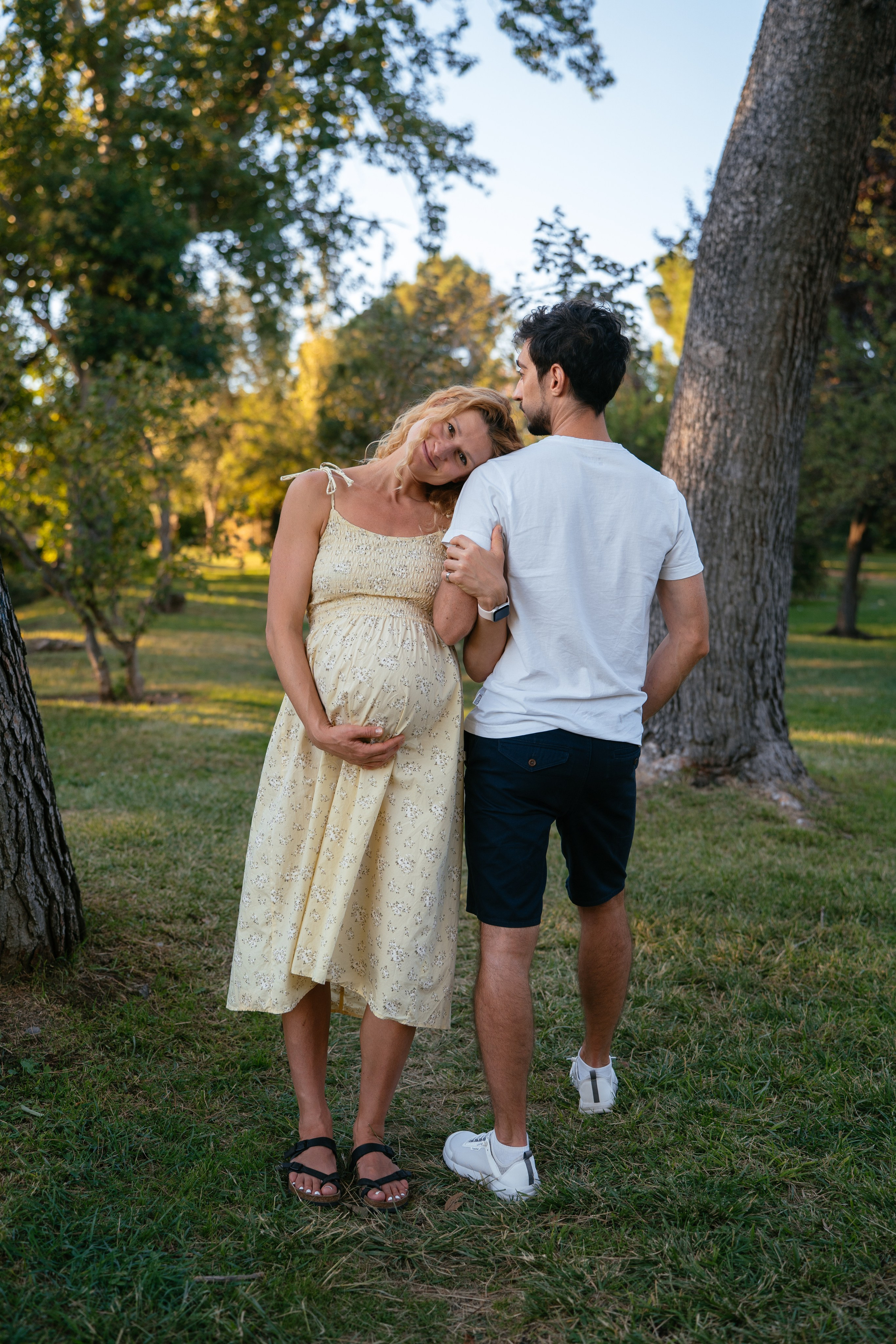 Candid pregnancy photoshoot in the park. Photographer in Madrid, Spain. Alyona Belyaninova
