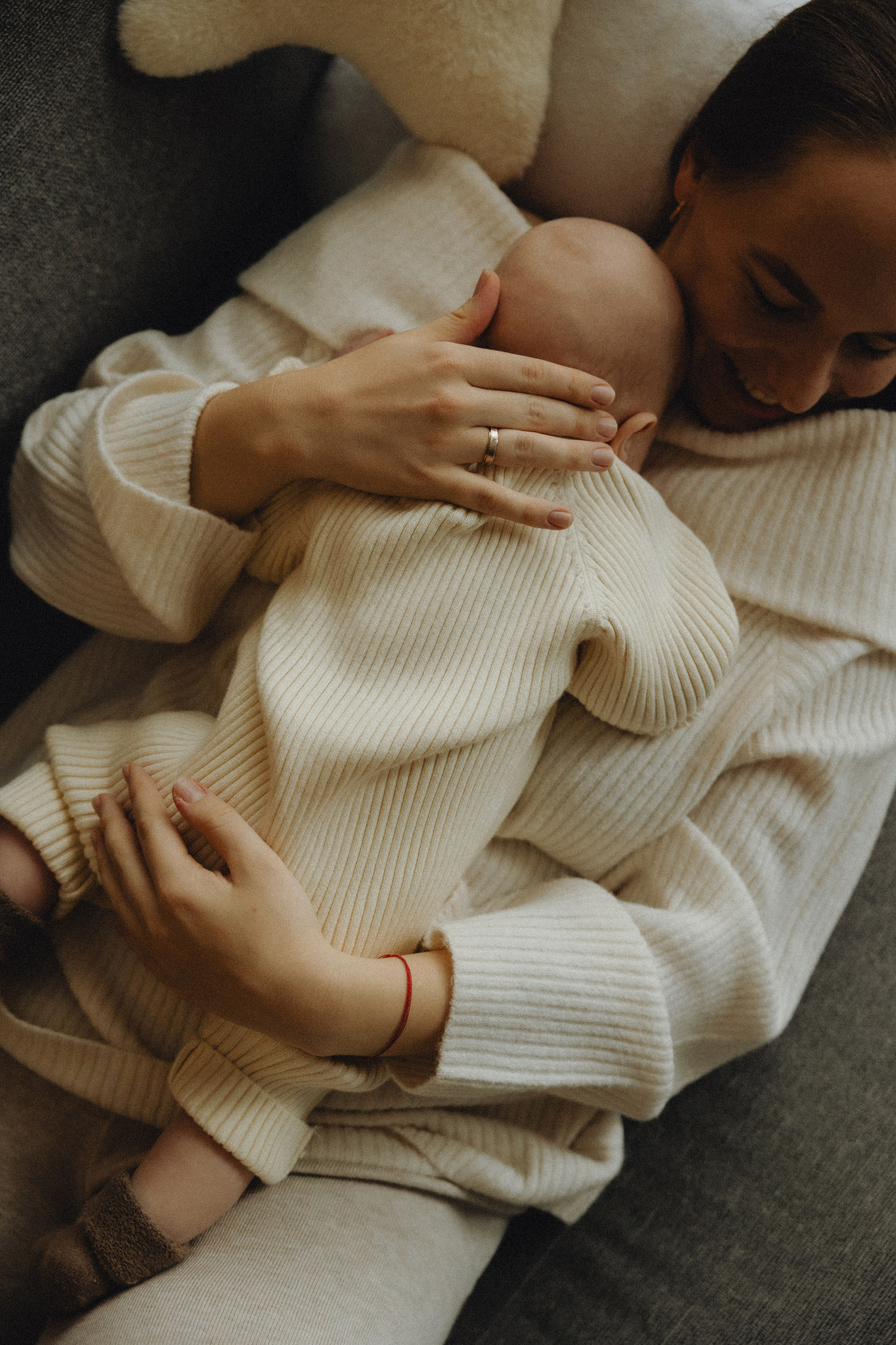 Naujagimio fotosesija namuose | 2025. Vestuvių ir šeimų fotografė Lena Bondarenko / belove photo