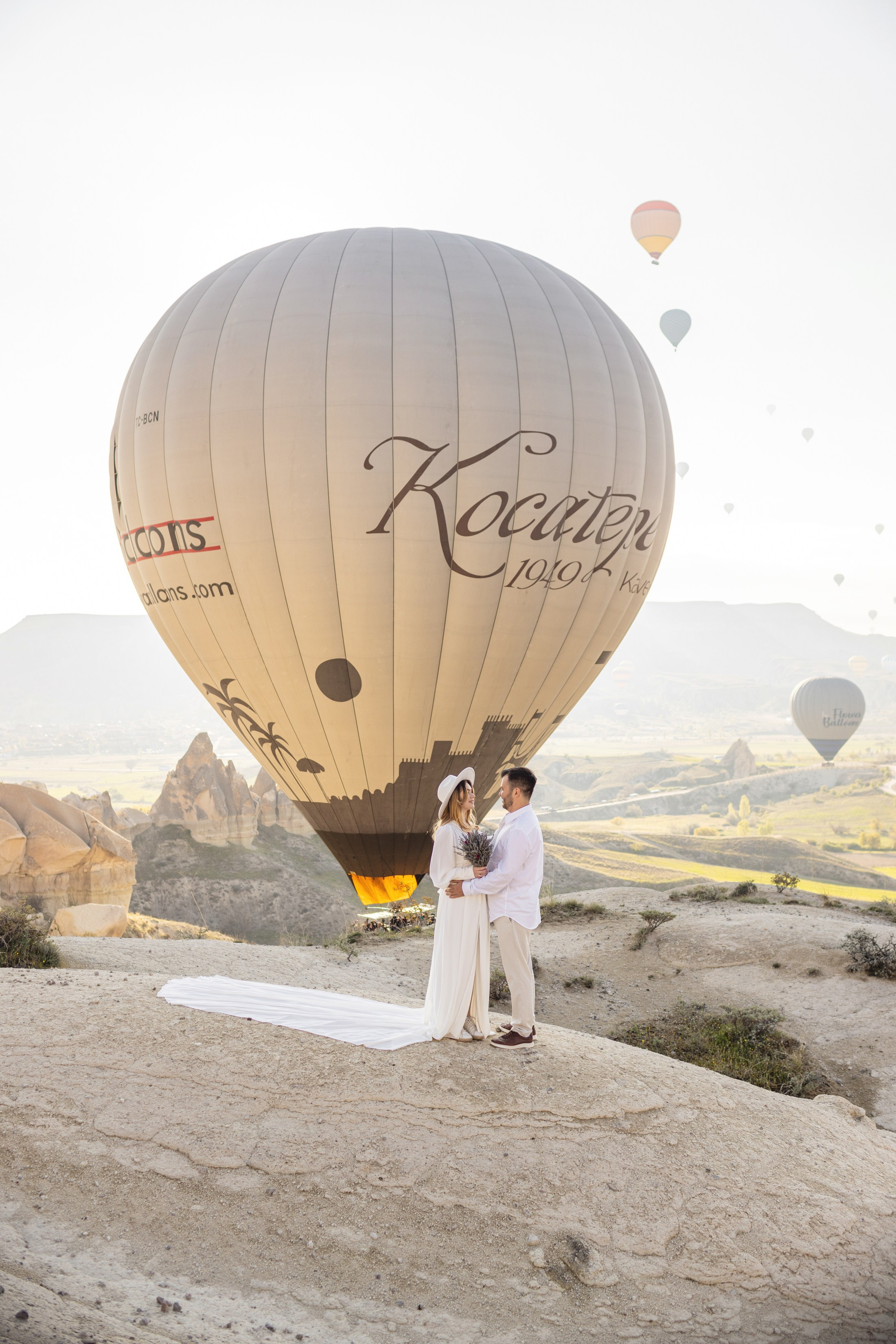 Elegant Wedding Photoshoot with a Flowing Dress and Balloons in Cappadocia. Julia Ganch I Fashion Wedding Photography I Cappadocia Turkey