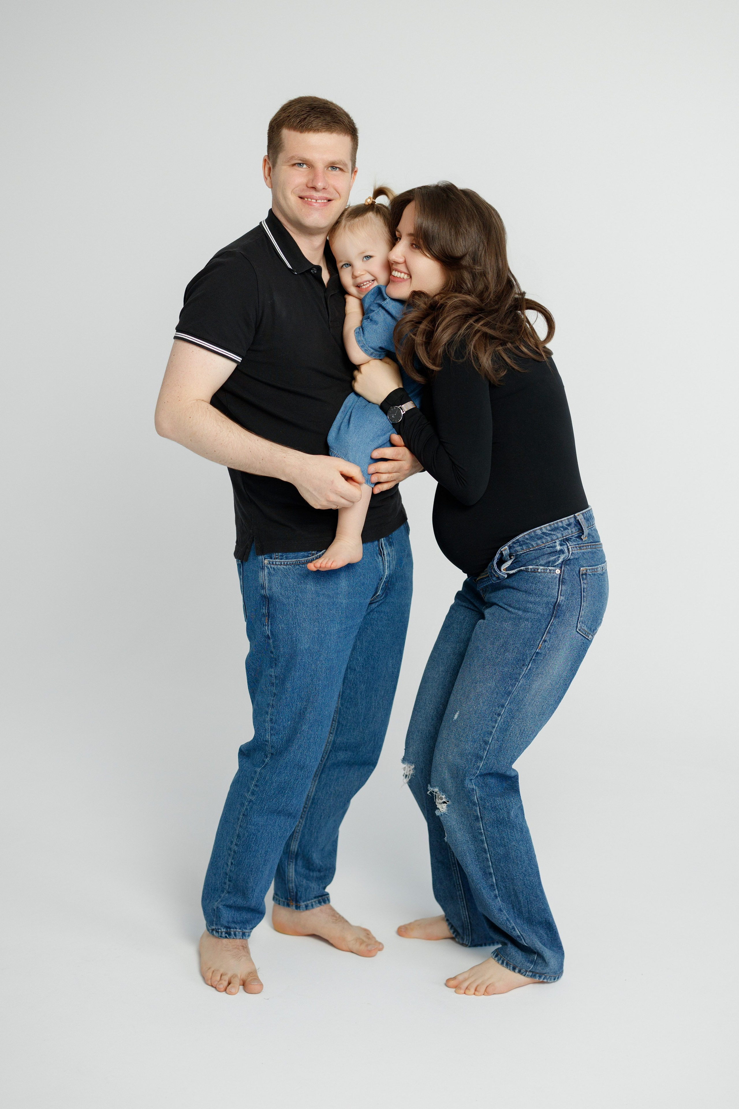 Ședință Foto de Familie — Stil Minimalist pe Fundal Alb. Scarlat Photography