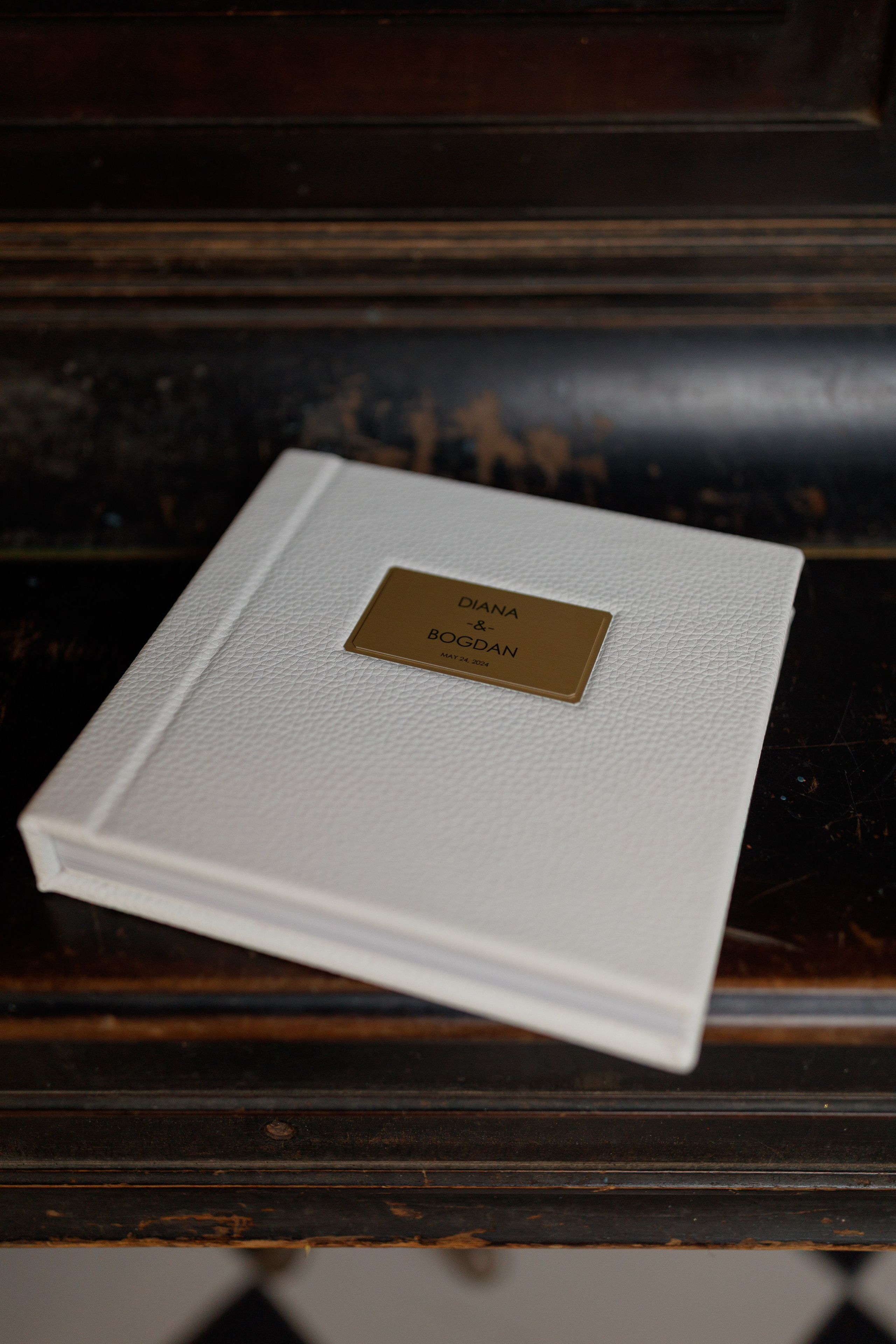 Albume de Nuntă cu Copertă din Eco-Piele Albă –  Eleganță, Lumină și Emoție. Scarlat Photography