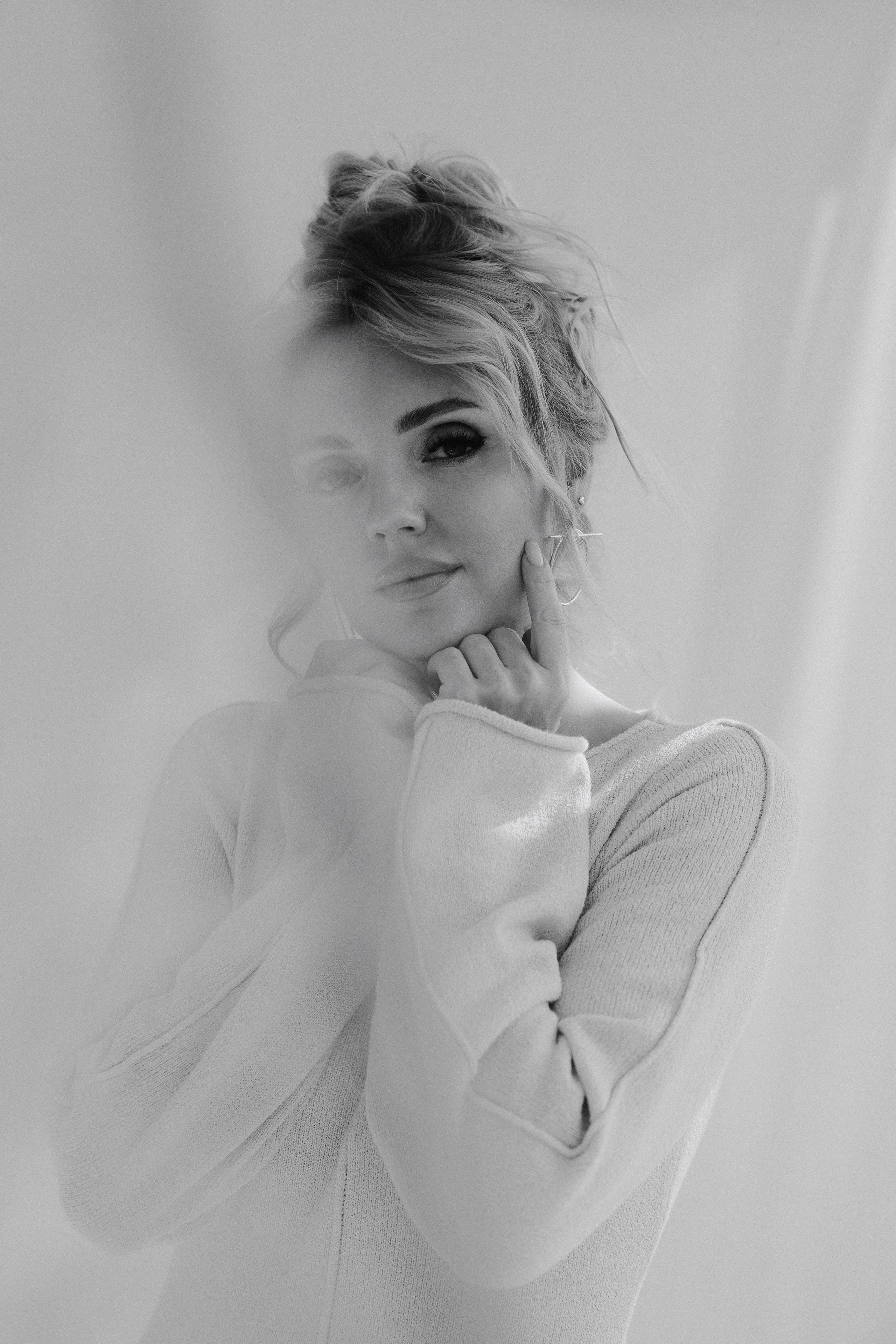 Artistic monochrome portrait with soft shadows, feminine expression and textured fabric. Художественный монохромный портрет с мягкими тенями, женственным выражением лица и фактурной тканью.