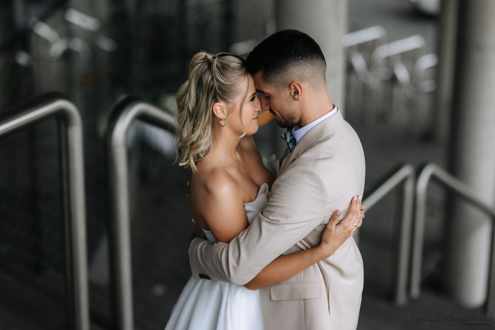 Vestuvinė fotosesija Kaune, Vienybės aikštėje, prie Lietuvos banko