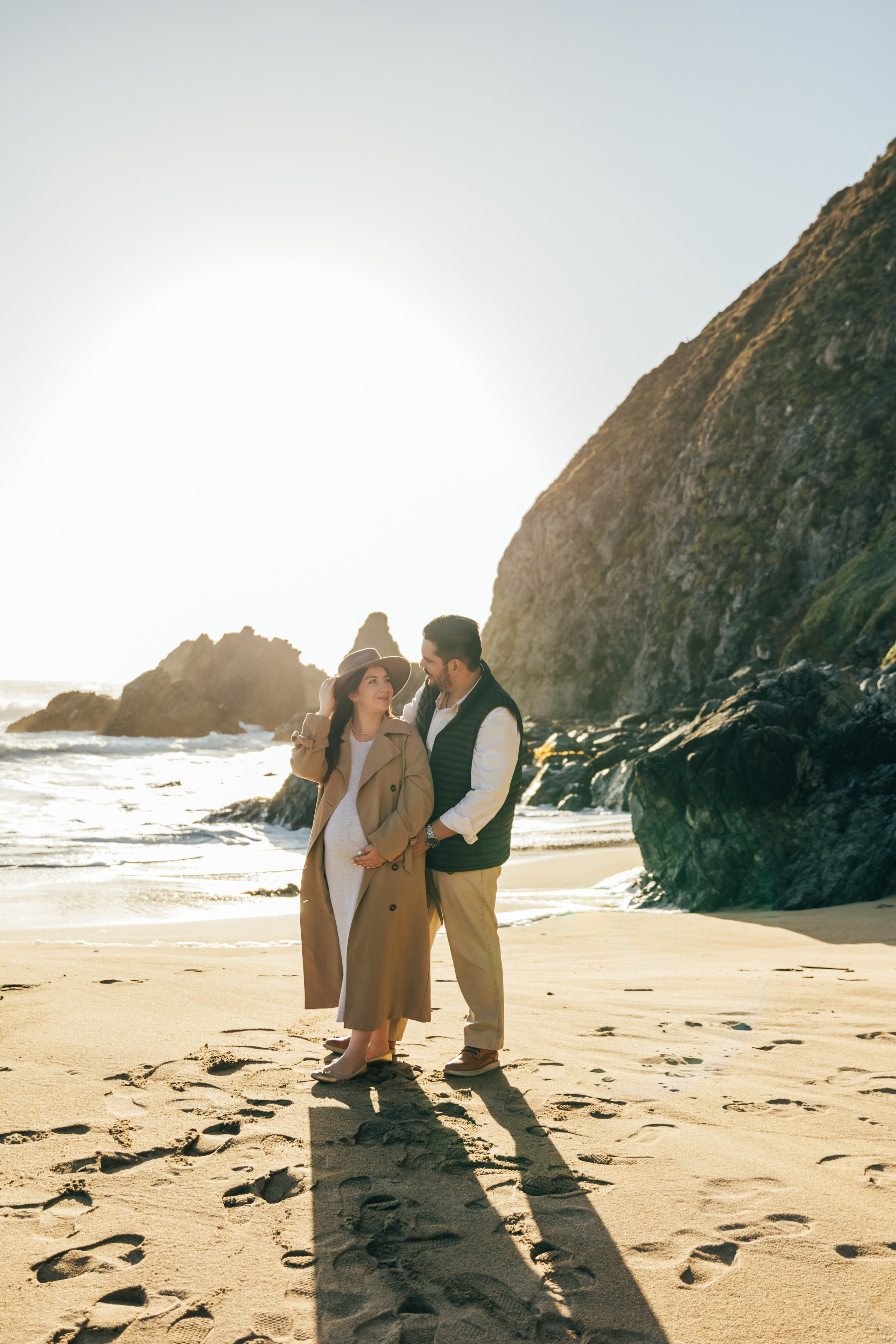 Sesión de embarazo en la playa — Luz suave y amor puro. Photographer in Santiago, Chile Anna Almazova