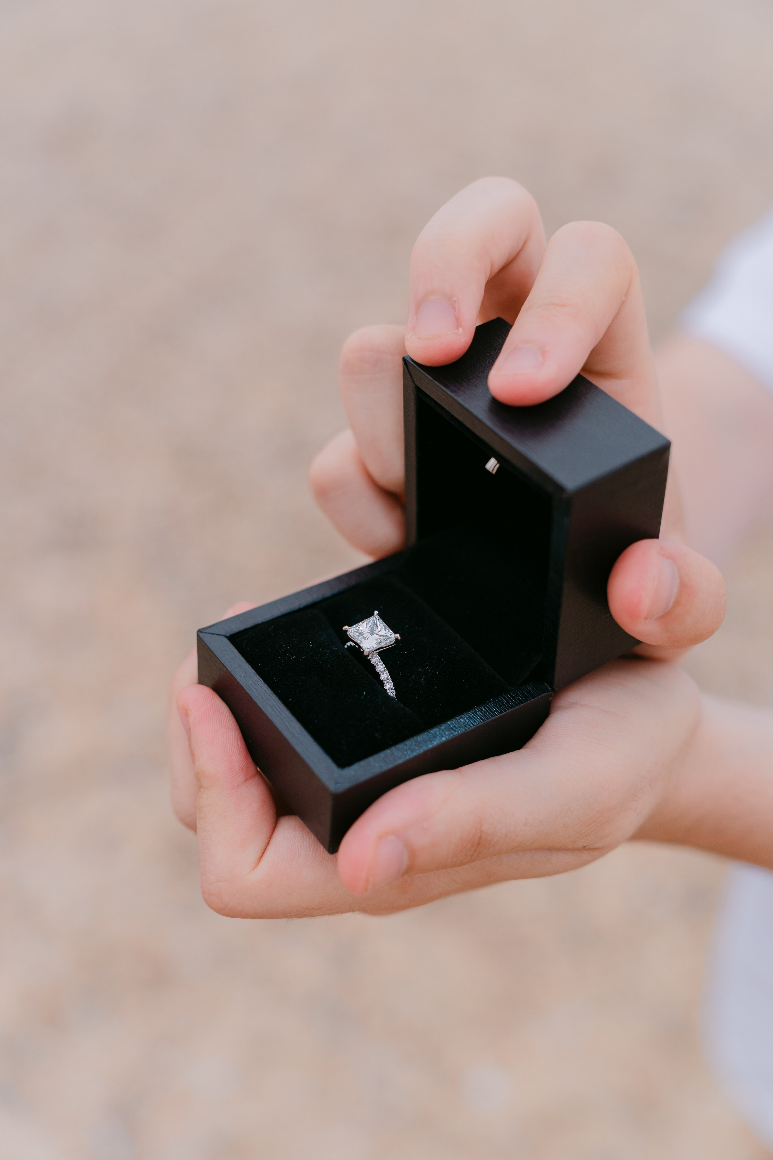 Wedding proposal at Senhor da Pedra. Fotógrafo de casamentos e ensaios para casais em Porto