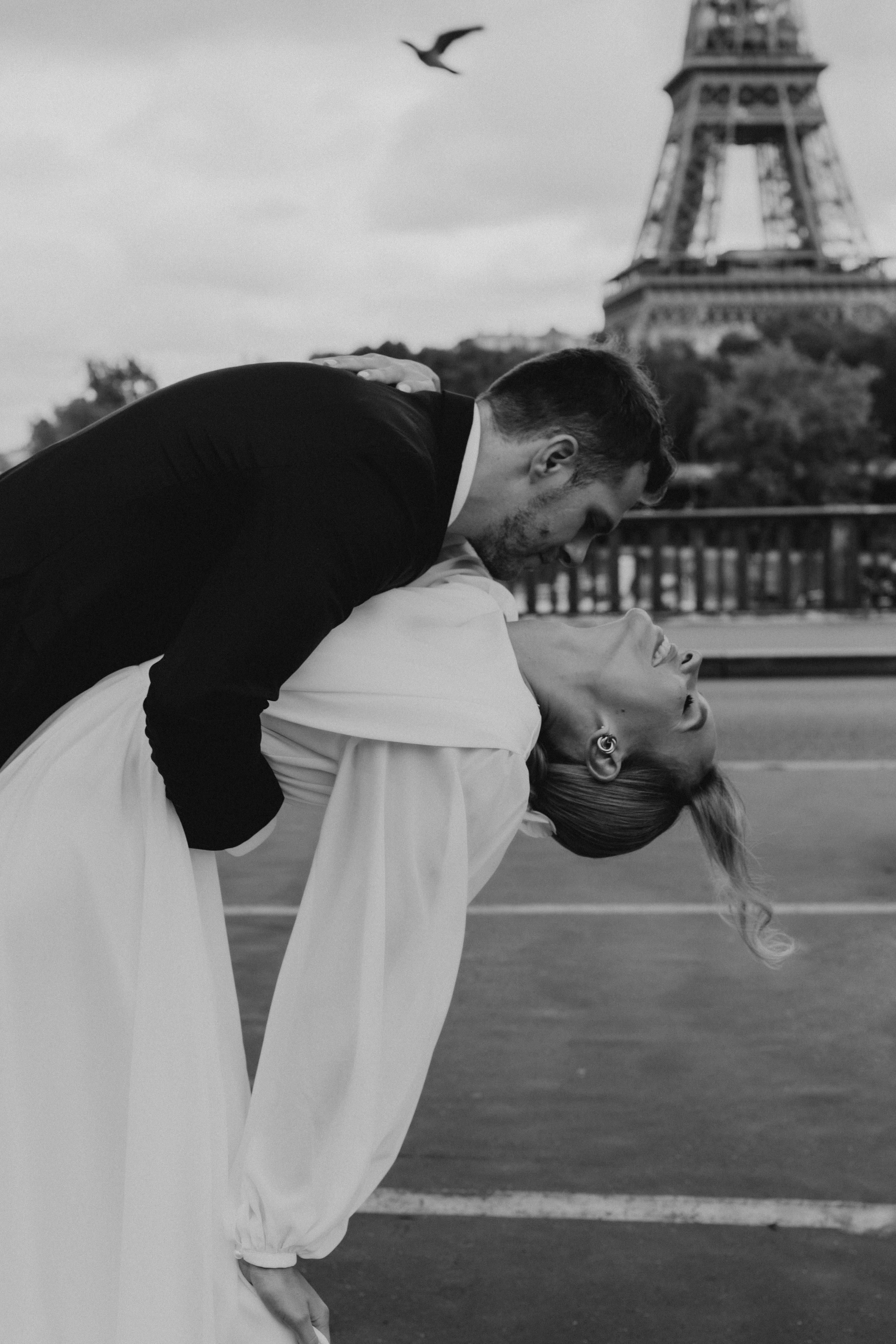 Elopement à Paris près de la Tour Eiffel — une histoire en noir et blanc. Photographe de mariage à Paris