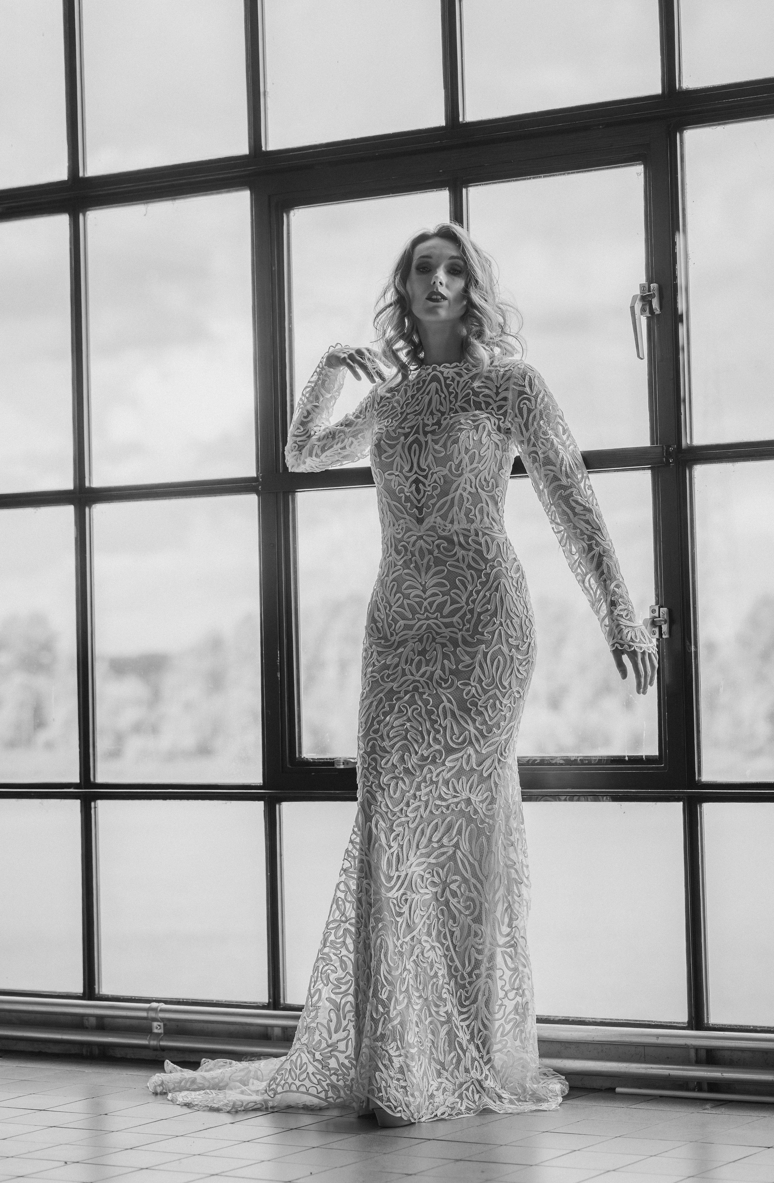 Kapture Fotografie - Tijdloze zwart-wit huwelijksfotografie van een bruidspaar, artistieke trouwfoto in luxe Vogue-stijl.