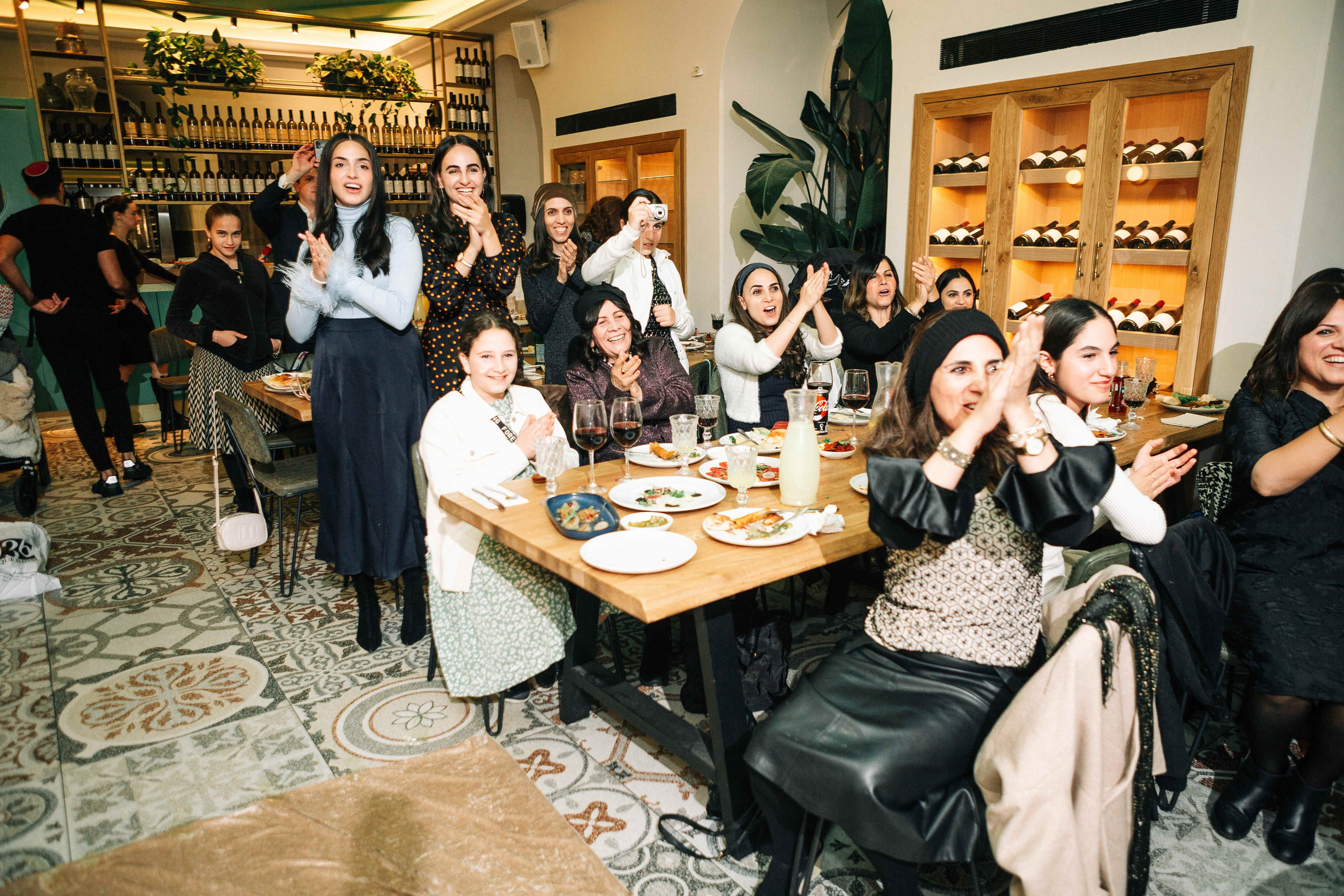 PARTY IN A RESTAURANT WITH THE WHOLE FAMILY. Https://shi-photo.com/