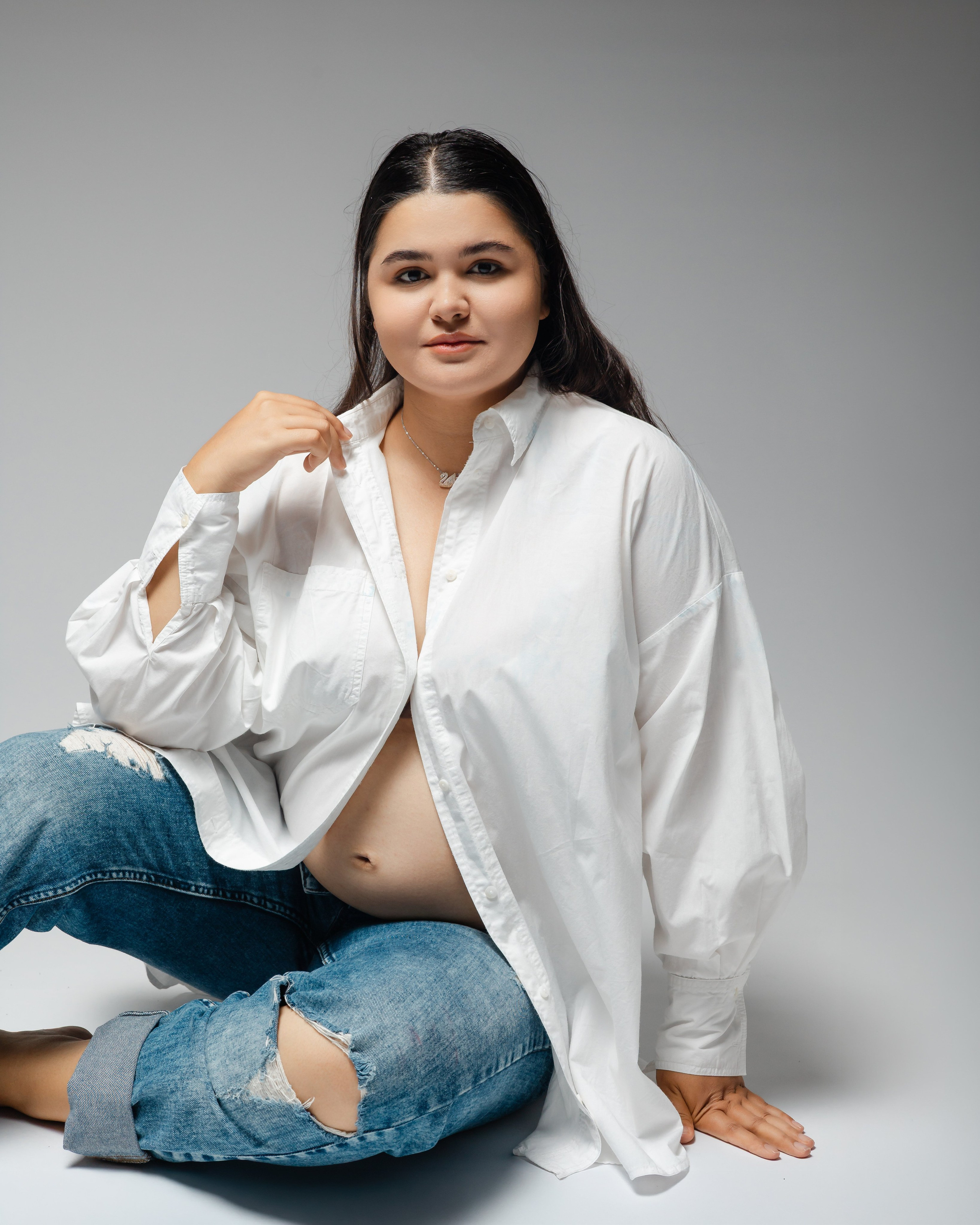 Ședință foto maternitate în blugi și cămașă albă – Oituz, Onești | Alutza Visuals