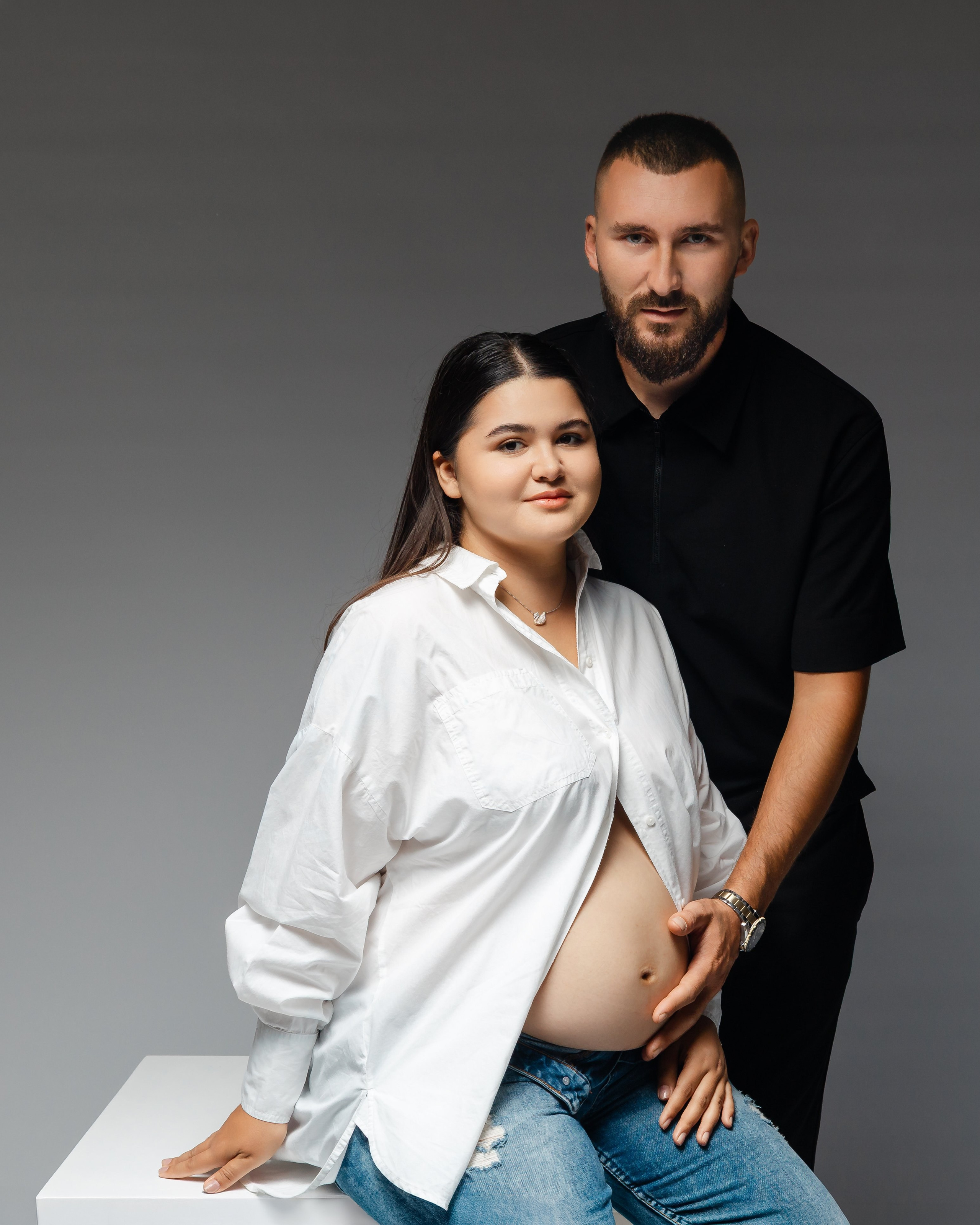 Ședință foto maternitate în blugi și cămașă albă – Oituz, Onești | Alutza Visuals
